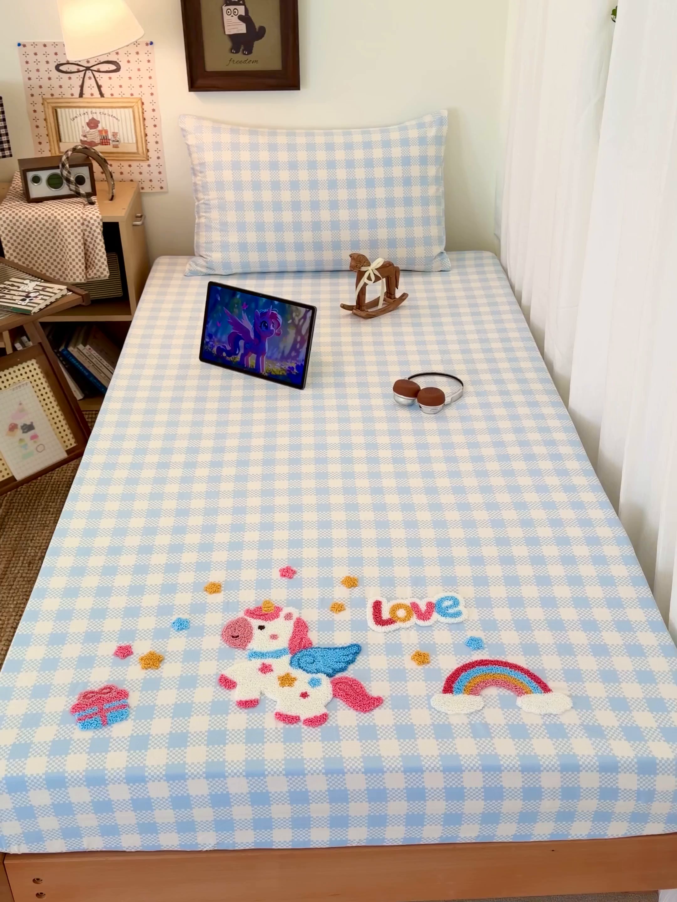 91家纺网 家纺一手货源 找家纺 倾慕家纺 2026新款学生纯棉毛巾绣单床笠 床笠彩虹马