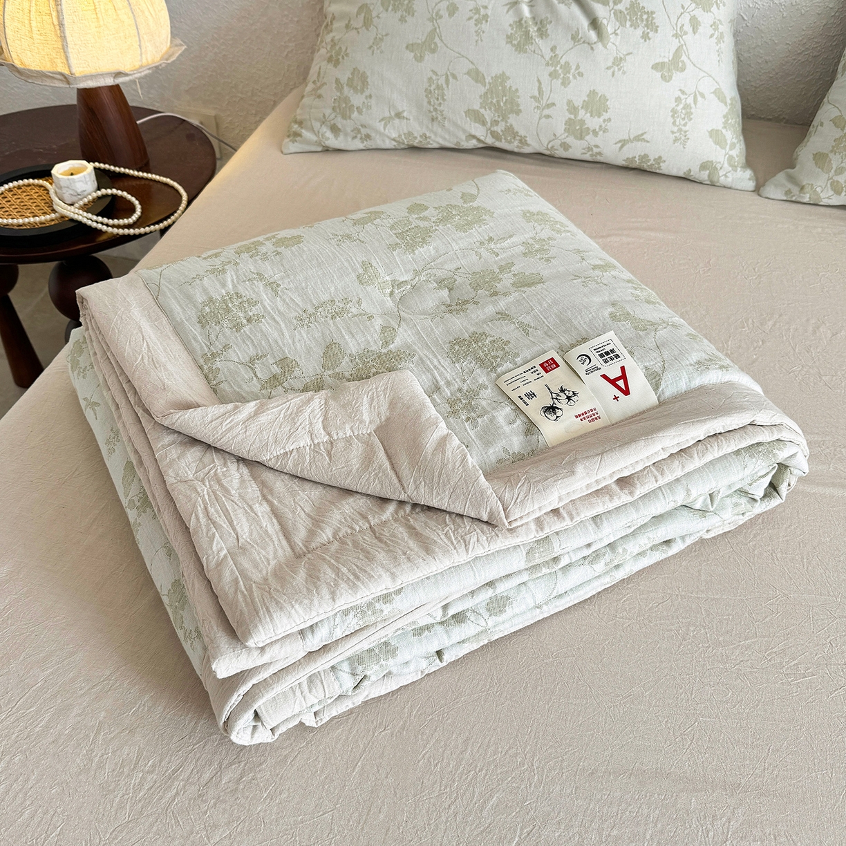91家纺网 家纺一手货源 找家纺 薇玛仕 2026春夏新款全棉色织水洗棉三层纱夏被新疆棉花夏凉被四件套里外全棉 包过检 浅杏絮语