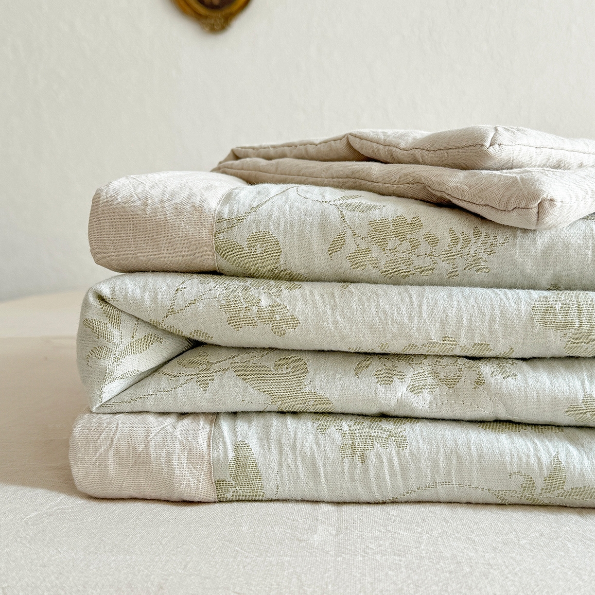 91家纺网 家纺一手货源 找家纺 薇玛仕 2026春夏新款全棉色织水洗棉三层纱夏被新疆棉花夏凉被四件套里外全棉 包过检 浅绿清眠