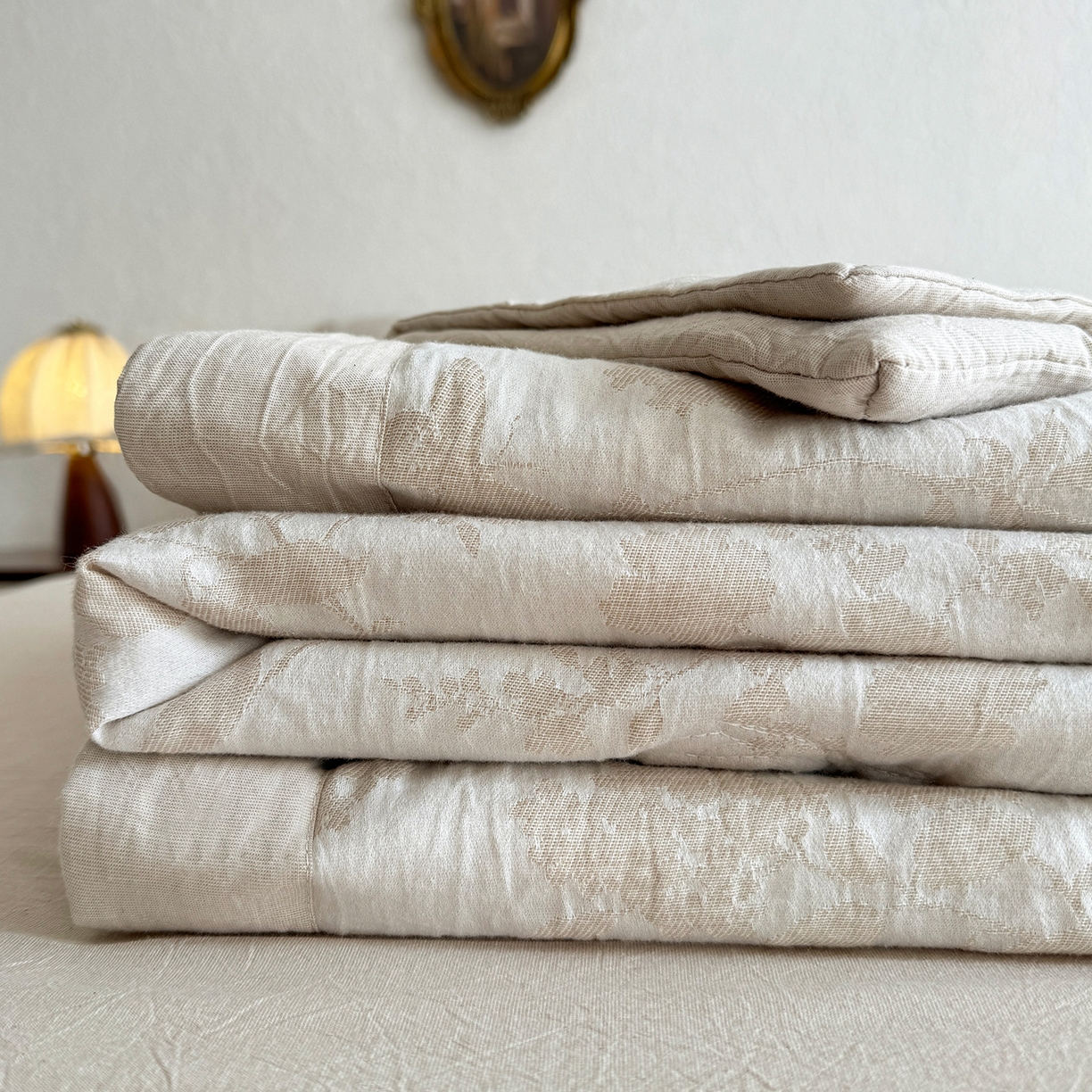 91家纺网 家纺一手货源 找家纺 薇玛仕 2026春夏新款全棉色织水洗棉三层纱夏被新疆棉花夏凉被四件套里外全棉 包过检 浅杏絮语