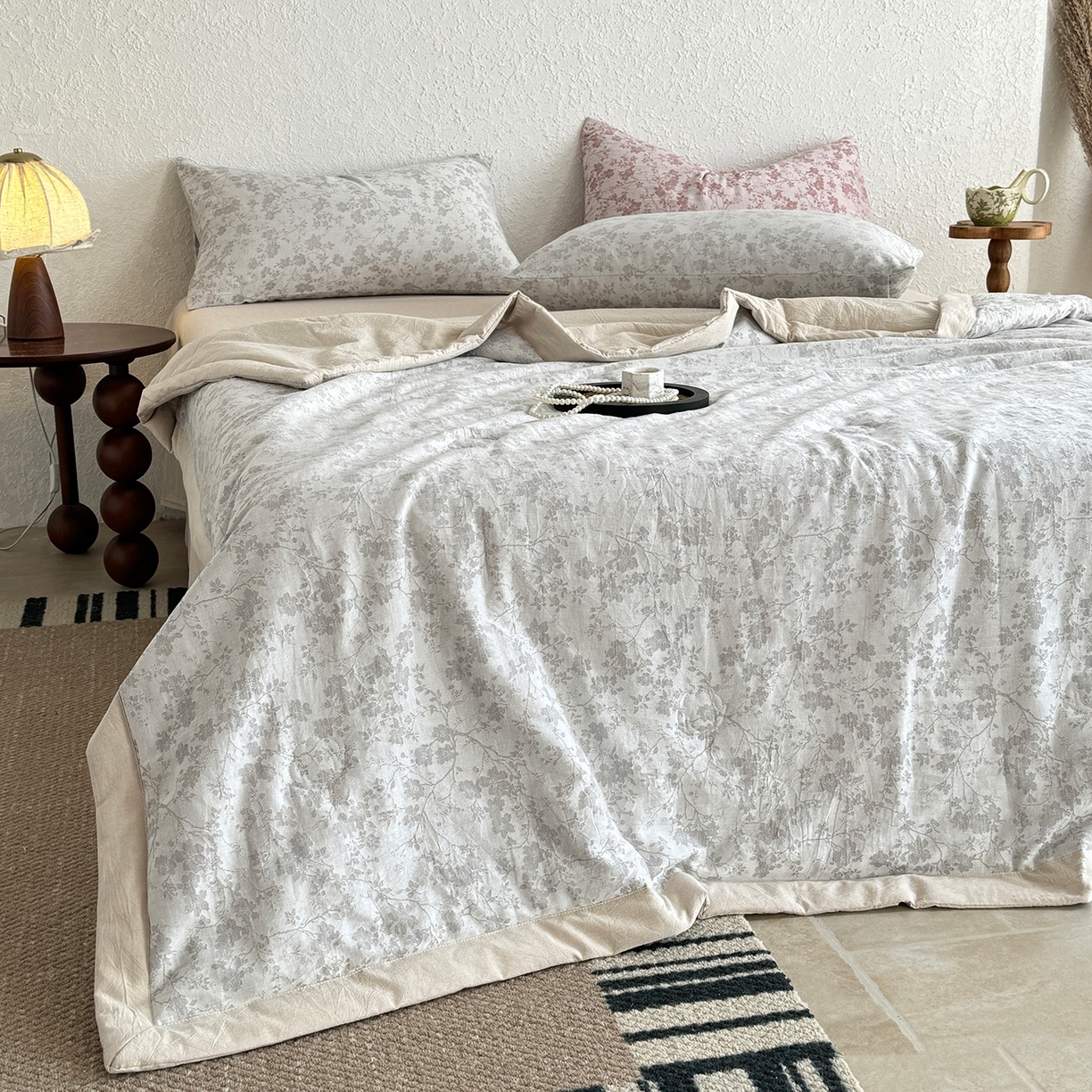 91家纺网 家纺一手货源 找家纺 薇玛仕 2026春夏新款全棉色织水洗棉三层纱夏被新疆棉花夏凉被四件套里外全棉 包过检 雾灰花影