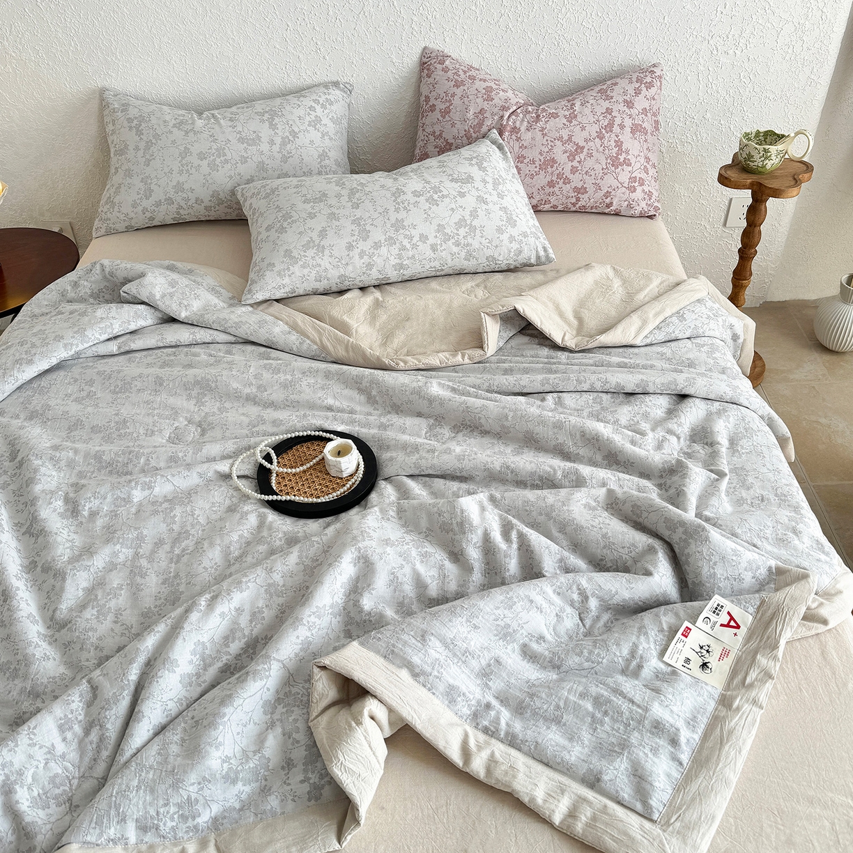 91家纺网 家纺一手货源 找家纺 薇玛仕 2026春夏新款全棉色织水洗棉三层纱夏被新疆棉花夏凉被四件套里外全棉 包过检 雾灰花影