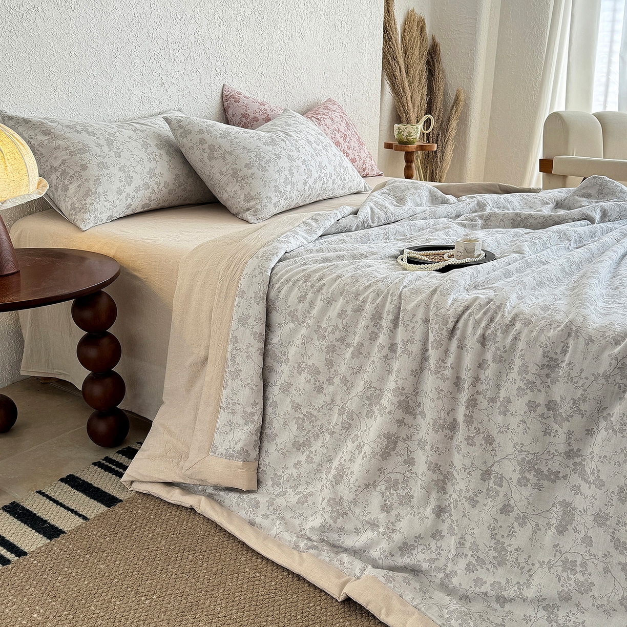 91家纺网 家纺一手货源 找家纺 薇玛仕 2026春夏新款全棉色织水洗棉三层纱夏被新疆棉花夏凉被四件套里外全棉 包过检 雾灰花影