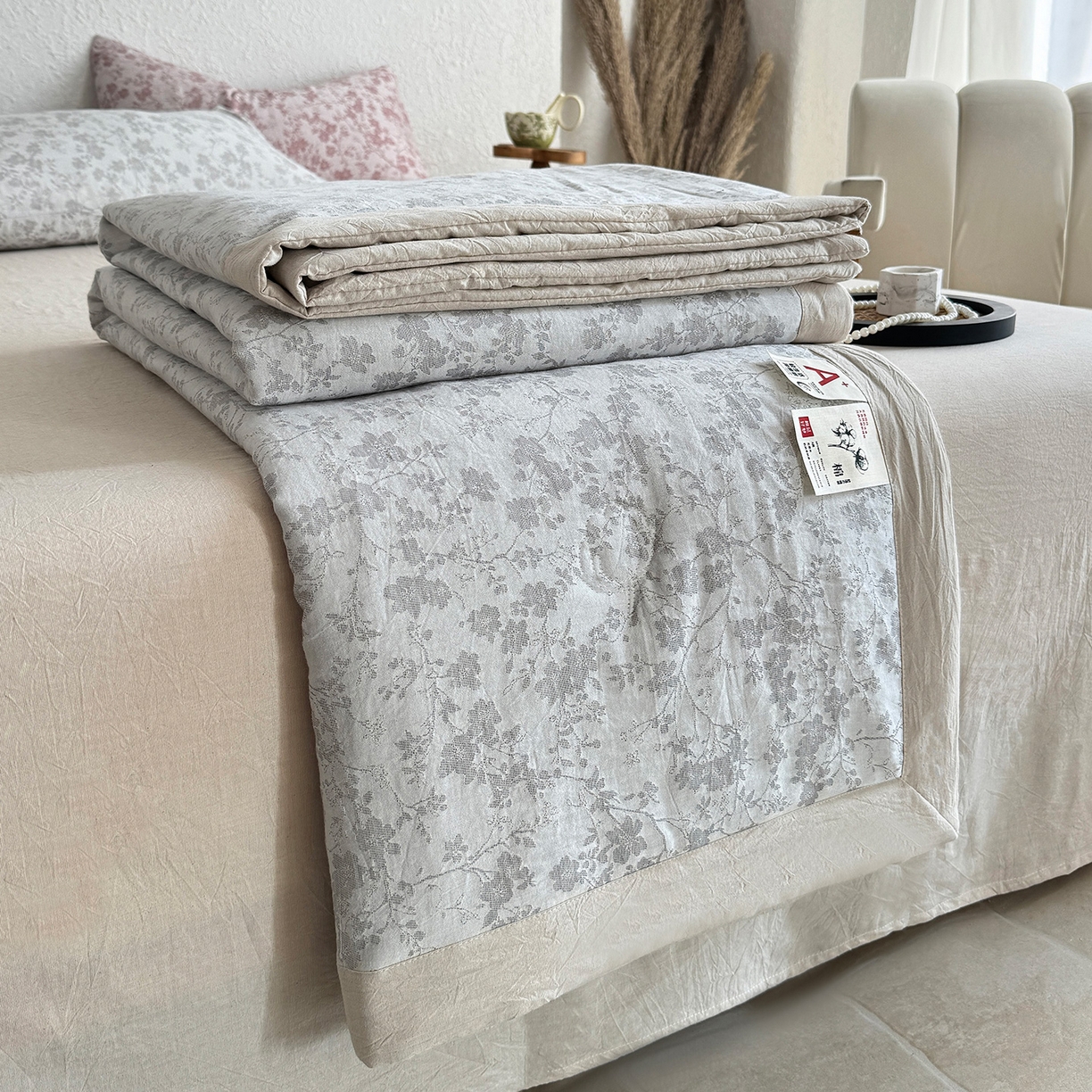 91家纺网 家纺一手货源 找家纺 薇玛仕 2026春夏新款全棉色织水洗棉三层纱夏被新疆棉花夏凉被四件套里外全棉 包过检 雾灰花影