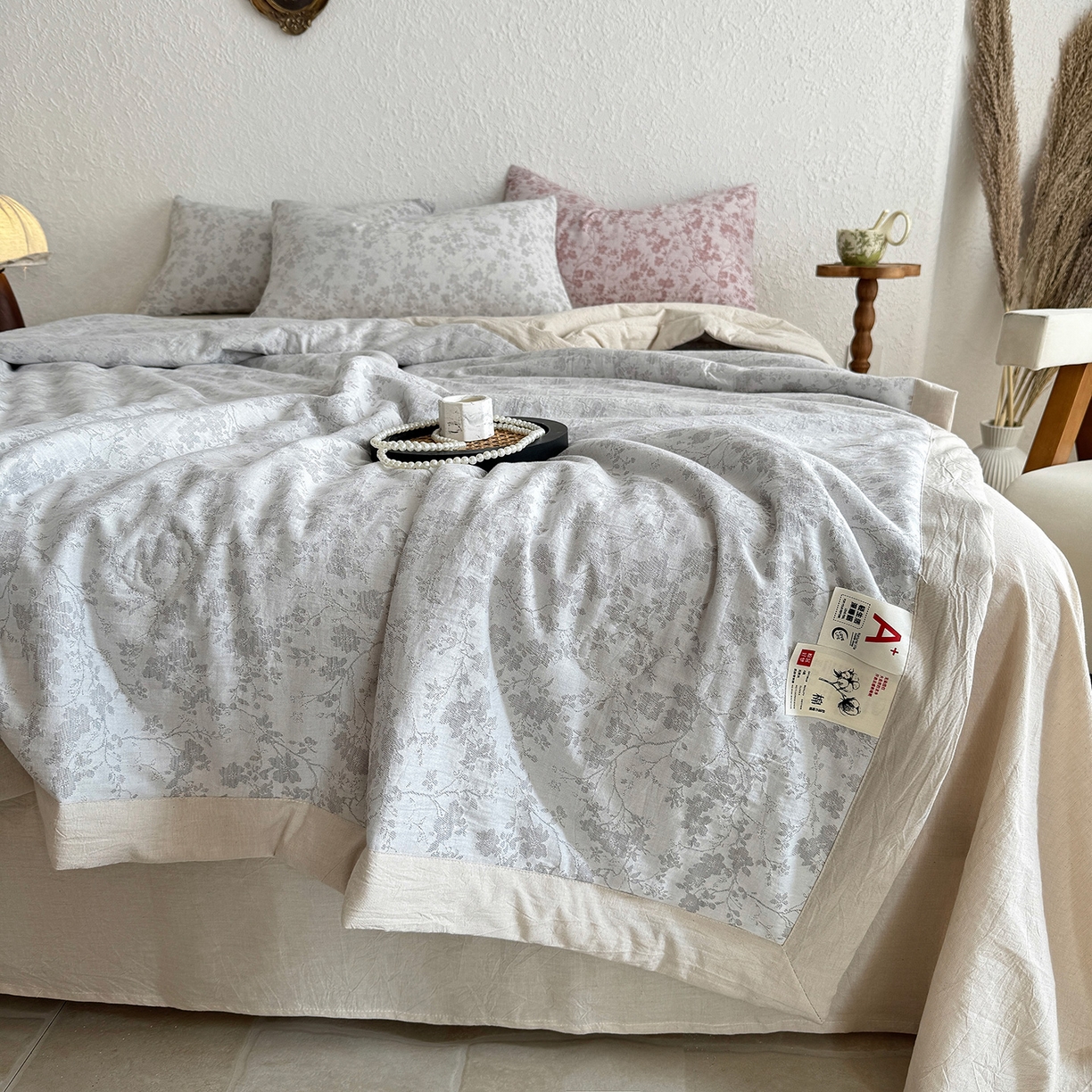 91家纺网 家纺一手货源 找家纺 薇玛仕 2026春夏新款全棉色织水洗棉三层纱夏被新疆棉花夏凉被四件套里外全棉 包过检 雾灰花影