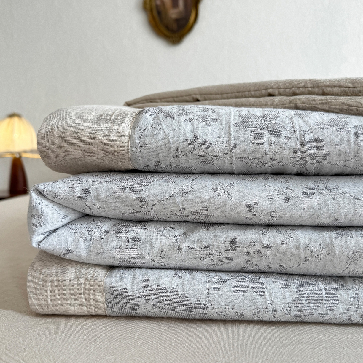 91家纺网 家纺一手货源 找家纺 薇玛仕 2026春夏新款全棉色织水洗棉三层纱夏被新疆棉花夏凉被四件套里外全棉 包过检 雾灰花影