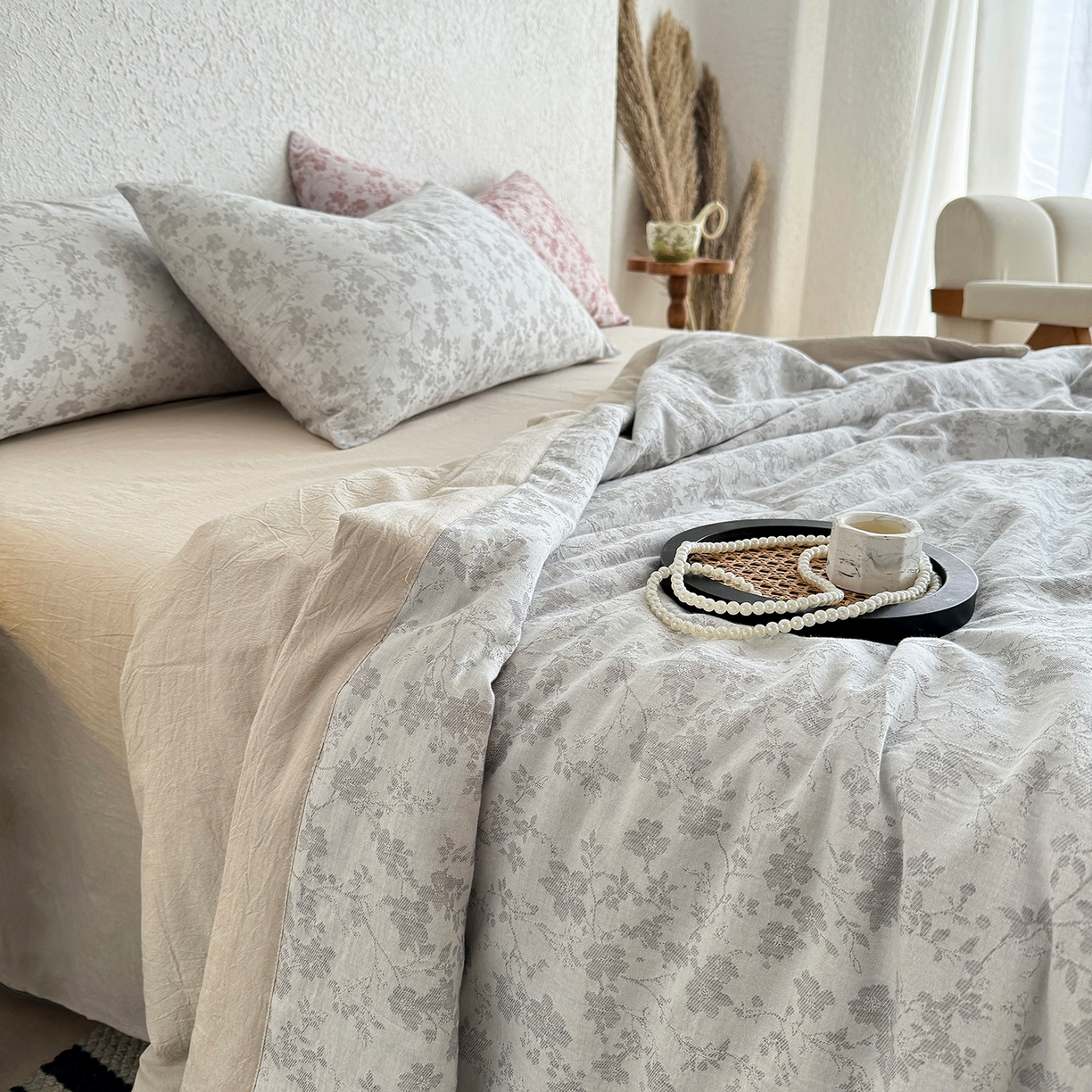 91家纺网 家纺一手货源 找家纺 薇玛仕 2026春夏新款全棉色织水洗棉三层纱夏被新疆棉花夏凉被四件套里外全棉 包过检 雾灰花影