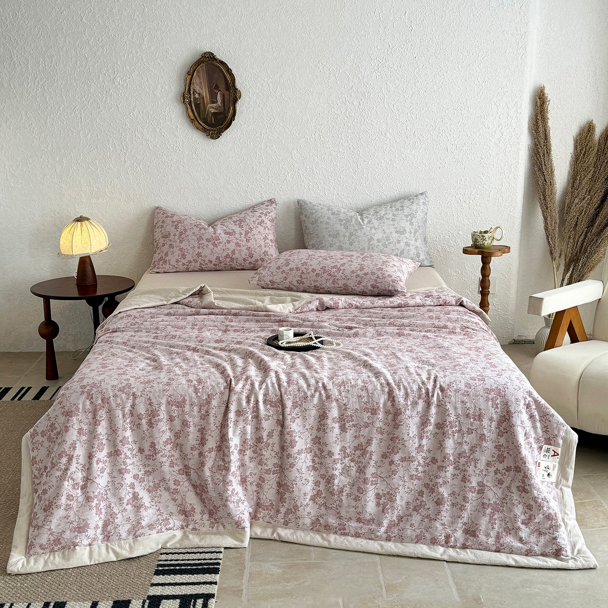 91家纺网 家纺一手货源 找家纺 薇玛仕 2026春夏新款全棉色织水洗棉三层纱夏被新疆棉花夏凉被四件套里外全棉 包过检 烟粉疏花