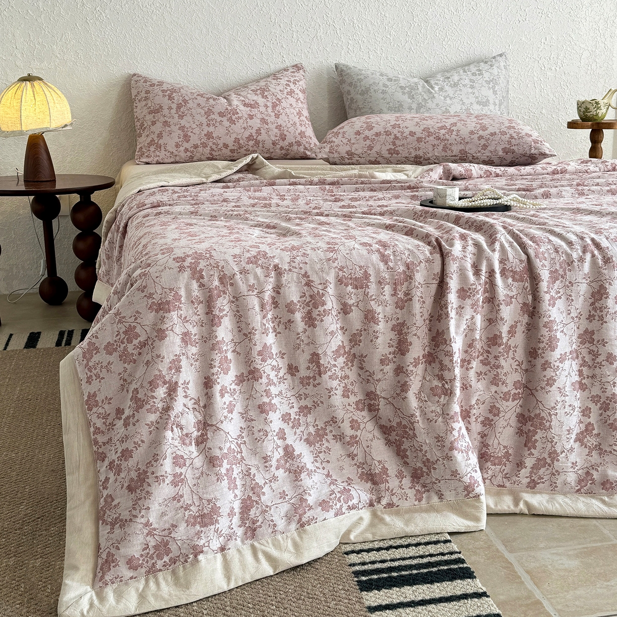 91家纺网 家纺一手货源 找家纺 薇玛仕 2026春夏新款全棉色织水洗棉三层纱夏被新疆棉花夏凉被四件套里外全棉 包过检 烟粉疏花