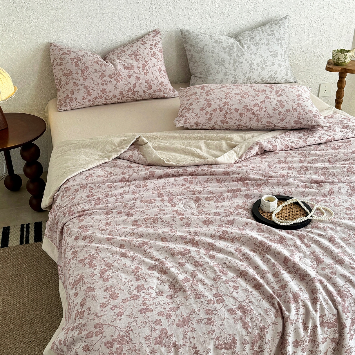 91家纺网 家纺一手货源 找家纺 薇玛仕 2026春夏新款全棉色织水洗棉三层纱夏被新疆棉花夏凉被四件套里外全棉 包过检 烟粉疏花