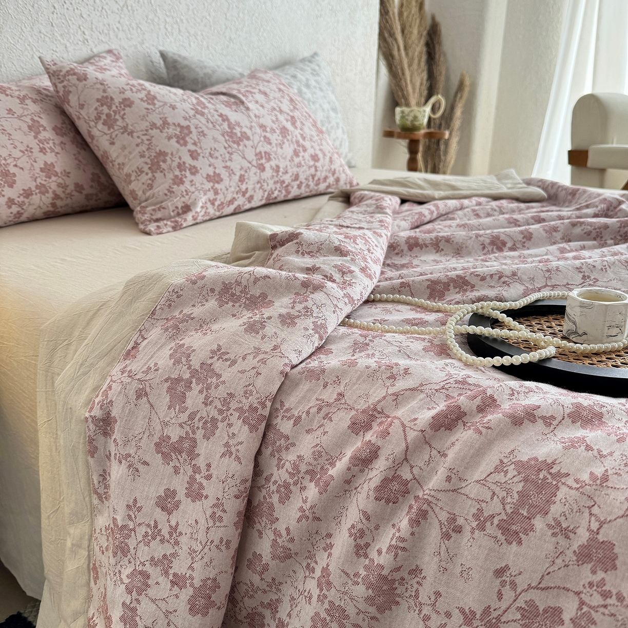 91家纺网 家纺一手货源 找家纺 薇玛仕 2026春夏新款全棉色织水洗棉三层纱夏被新疆棉花夏凉被四件套里外全棉 包过检 烟粉疏花