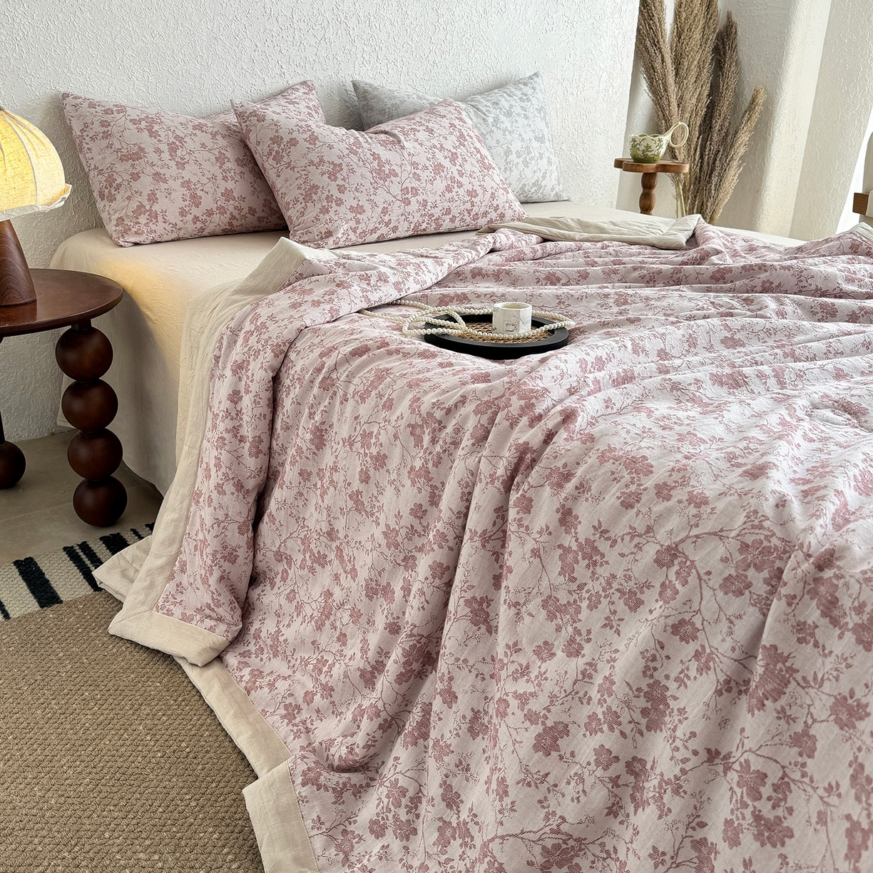 91家纺网 家纺一手货源 找家纺 薇玛仕 2026春夏新款全棉色织水洗棉三层纱夏被新疆棉花夏凉被四件套里外全棉 包过检 烟粉疏花