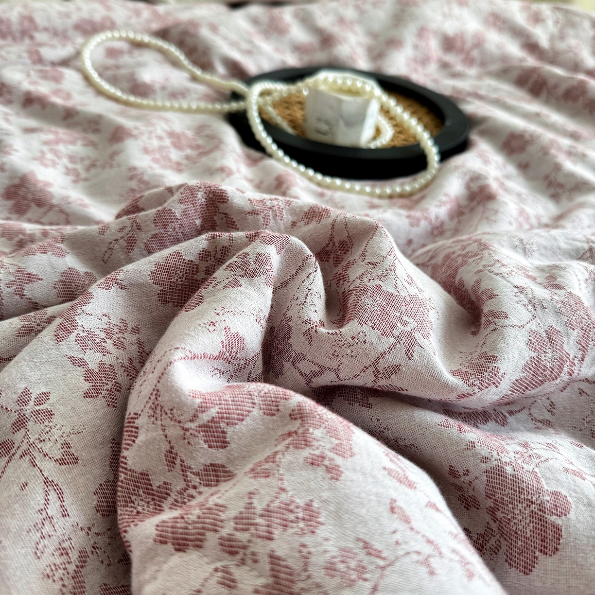 91家纺网 家纺一手货源 找家纺 薇玛仕 2026春夏新款全棉色织水洗棉三层纱夏被新疆棉花夏凉被四件套里外全棉 包过检 烟粉疏花