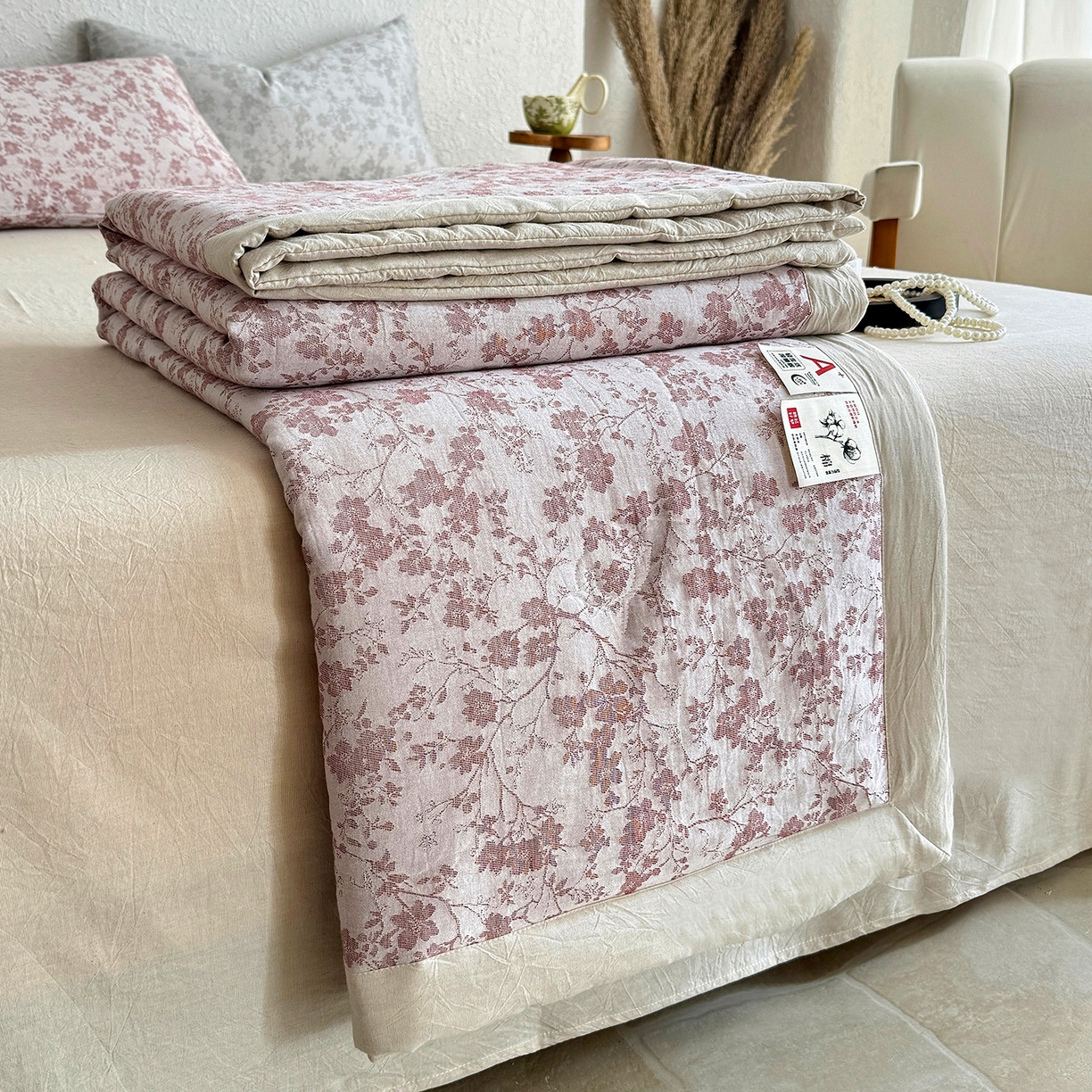 91家纺网 家纺一手货源 找家纺 薇玛仕 2026春夏新款全棉色织水洗棉三层纱夏被新疆棉花夏凉被四件套里外全棉 包过检 烟粉疏花