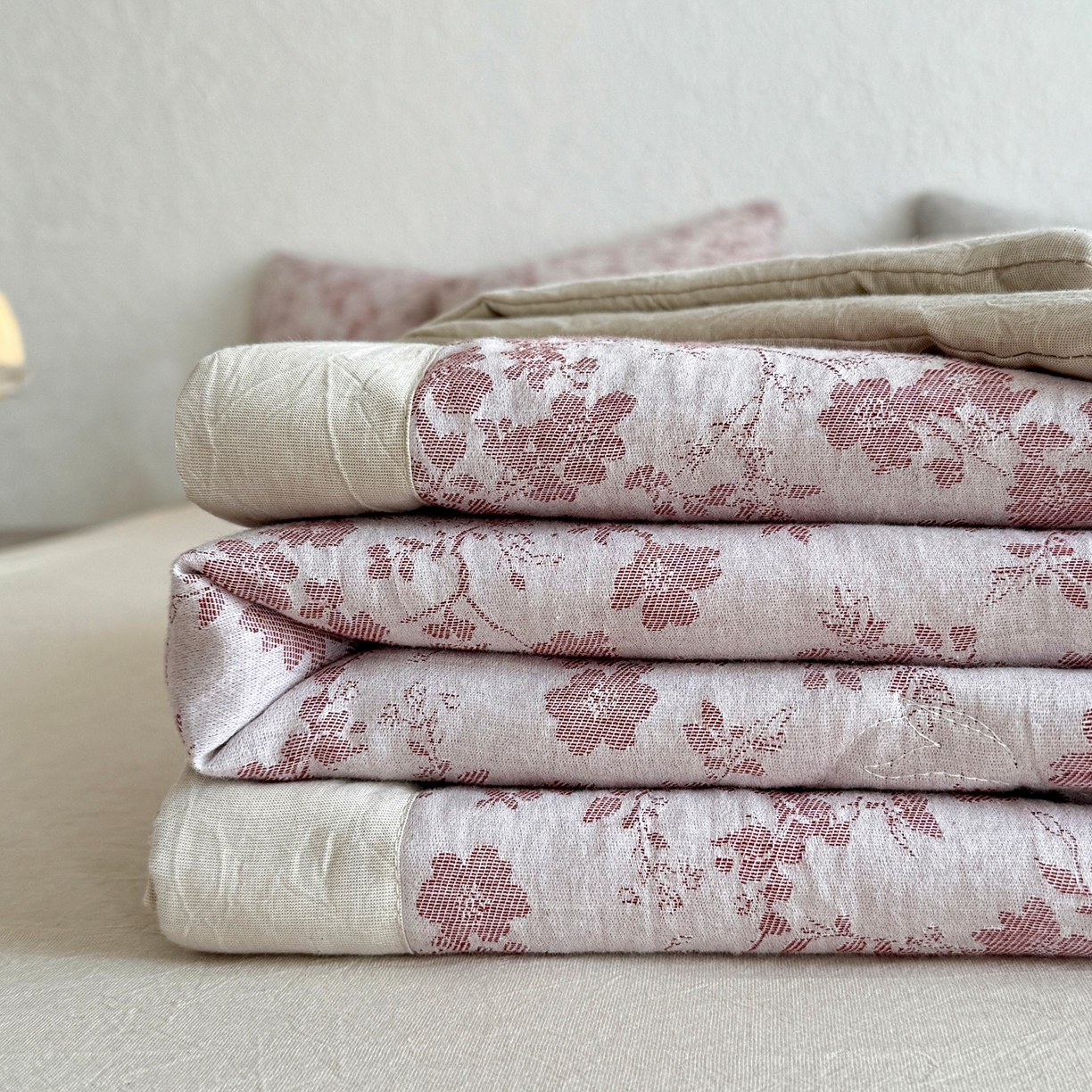 91家纺网 家纺一手货源 找家纺 薇玛仕 2026春夏新款全棉色织水洗棉三层纱夏被新疆棉花夏凉被四件套里外全棉 包过检 烟粉疏花