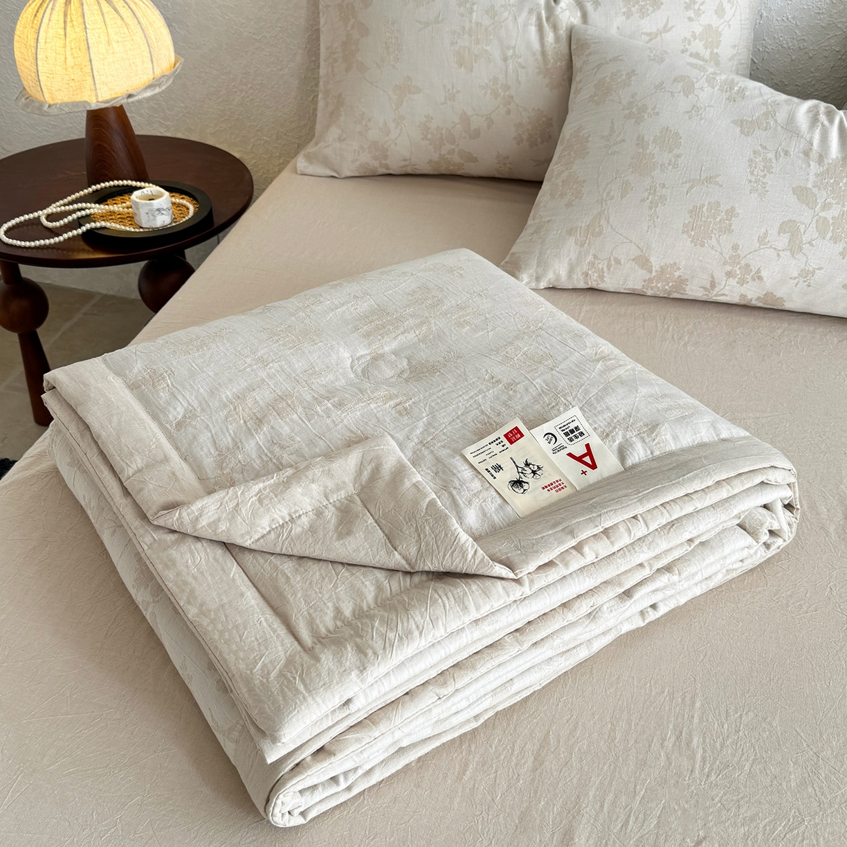 91家纺网 家纺一手货源 找家纺 薇玛仕 2026春夏新款全棉色织水洗棉三层纱夏被新疆棉花夏凉被四件套里外全棉 包过检 浅杏絮语