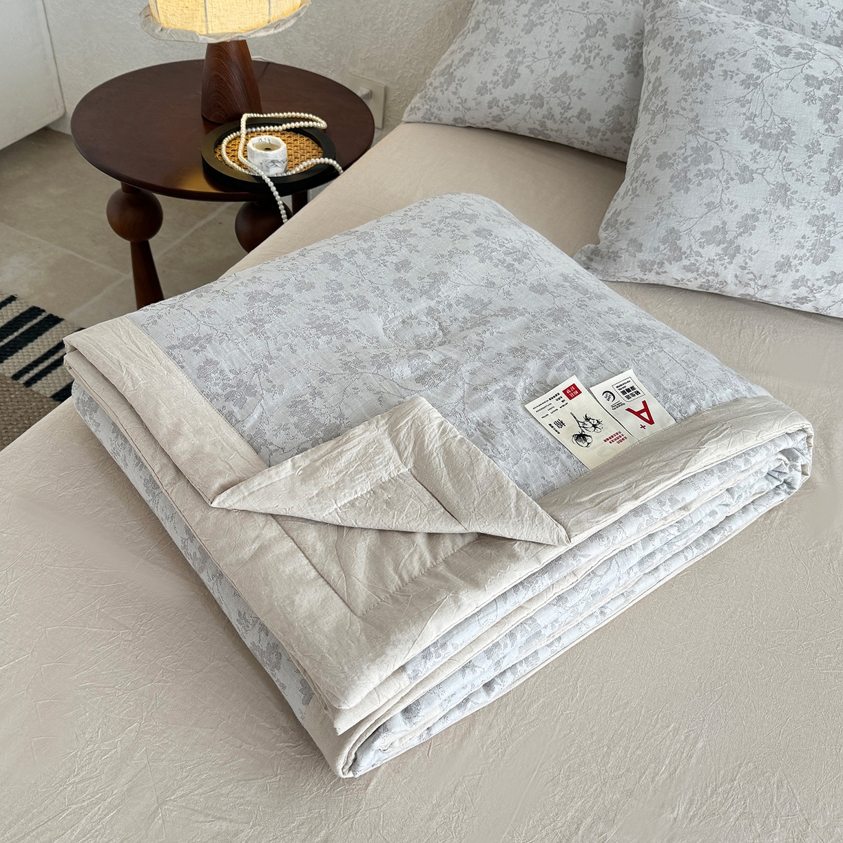91家纺网 家纺一手货源 找家纺 薇玛仕 2026春夏新款全棉色织水洗棉三层纱夏被新疆棉花夏凉被四件套里外全棉 包过检 雾灰花影
