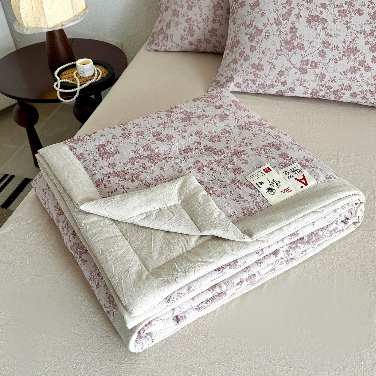 91家纺网 家纺一手货源 找家纺 薇玛仕 2026春夏新款全棉色织水洗棉三层纱夏被新疆棉花夏凉被四件套里外全棉 包过检 烟粉疏花
