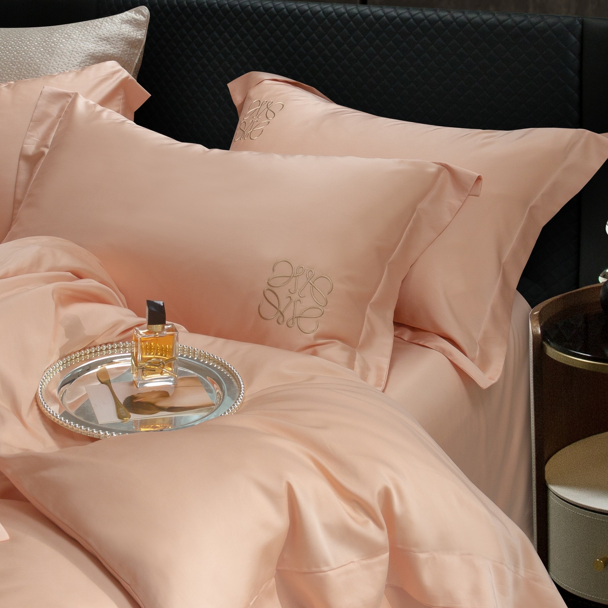 91家纺网 家纺一手货源 找家纺 莱豫家纺 2026春夏新款100s兰精天丝绣花四件套 罗意威粉玉