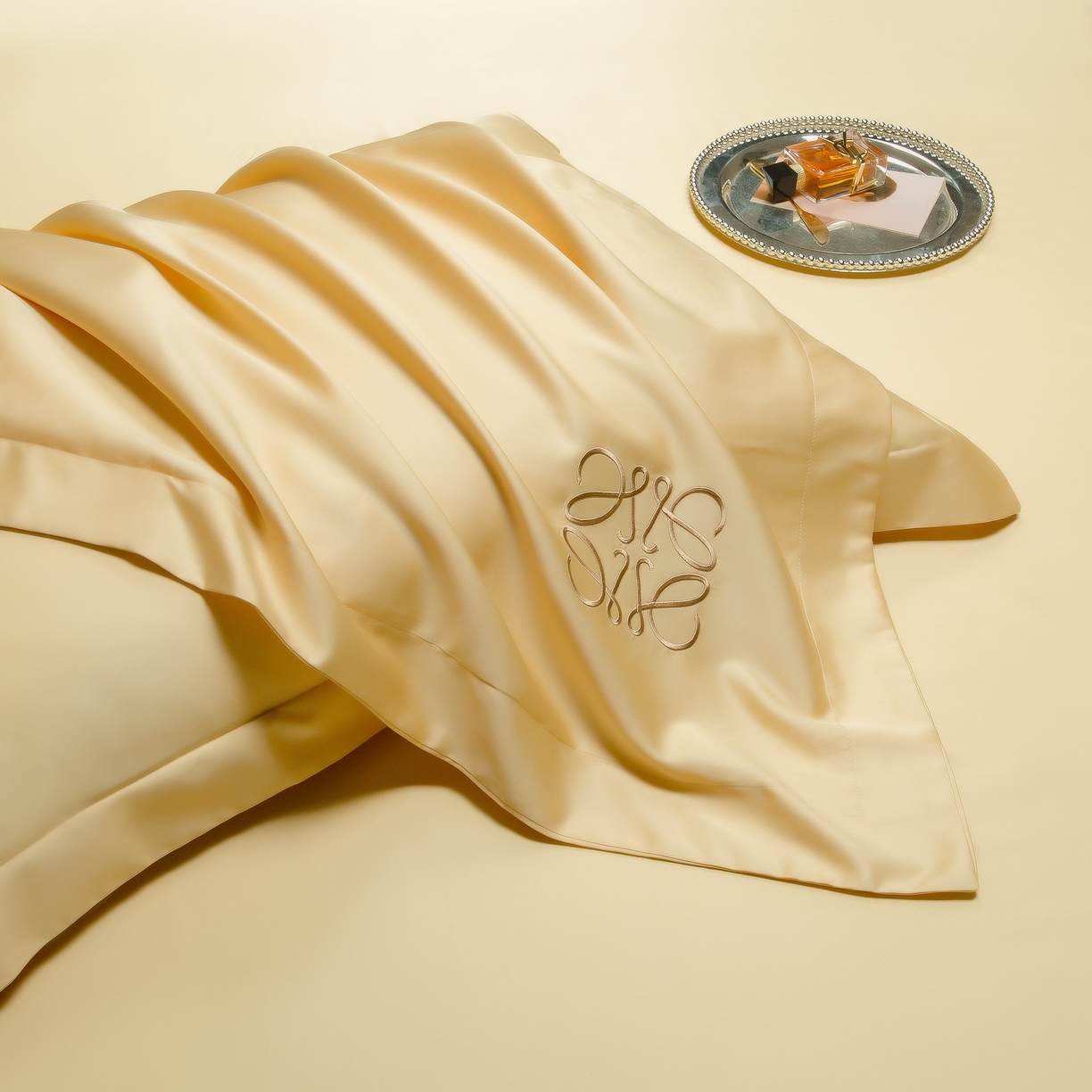 91家纺网 家纺一手货源 找家纺 莱豫家纺 2026春夏新款100s兰精天丝绣花四件套 罗意威黄