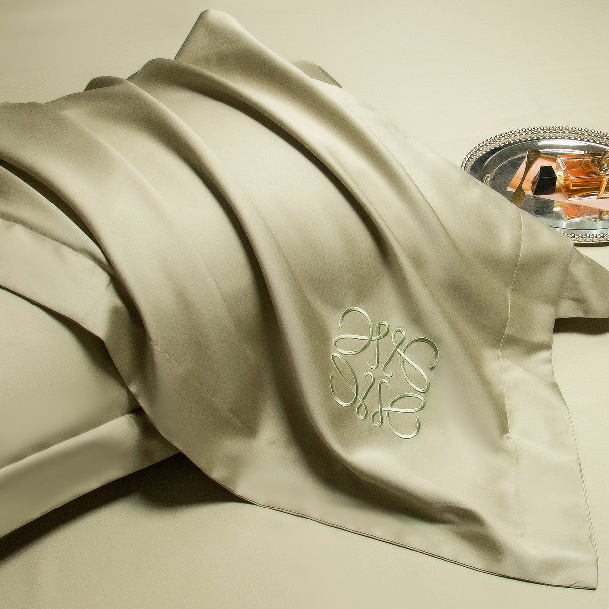 91家纺网 家纺一手货源 找家纺 莱豫家纺 2026春夏新款100s兰精天丝绣花四件套 罗意威抹茶绿