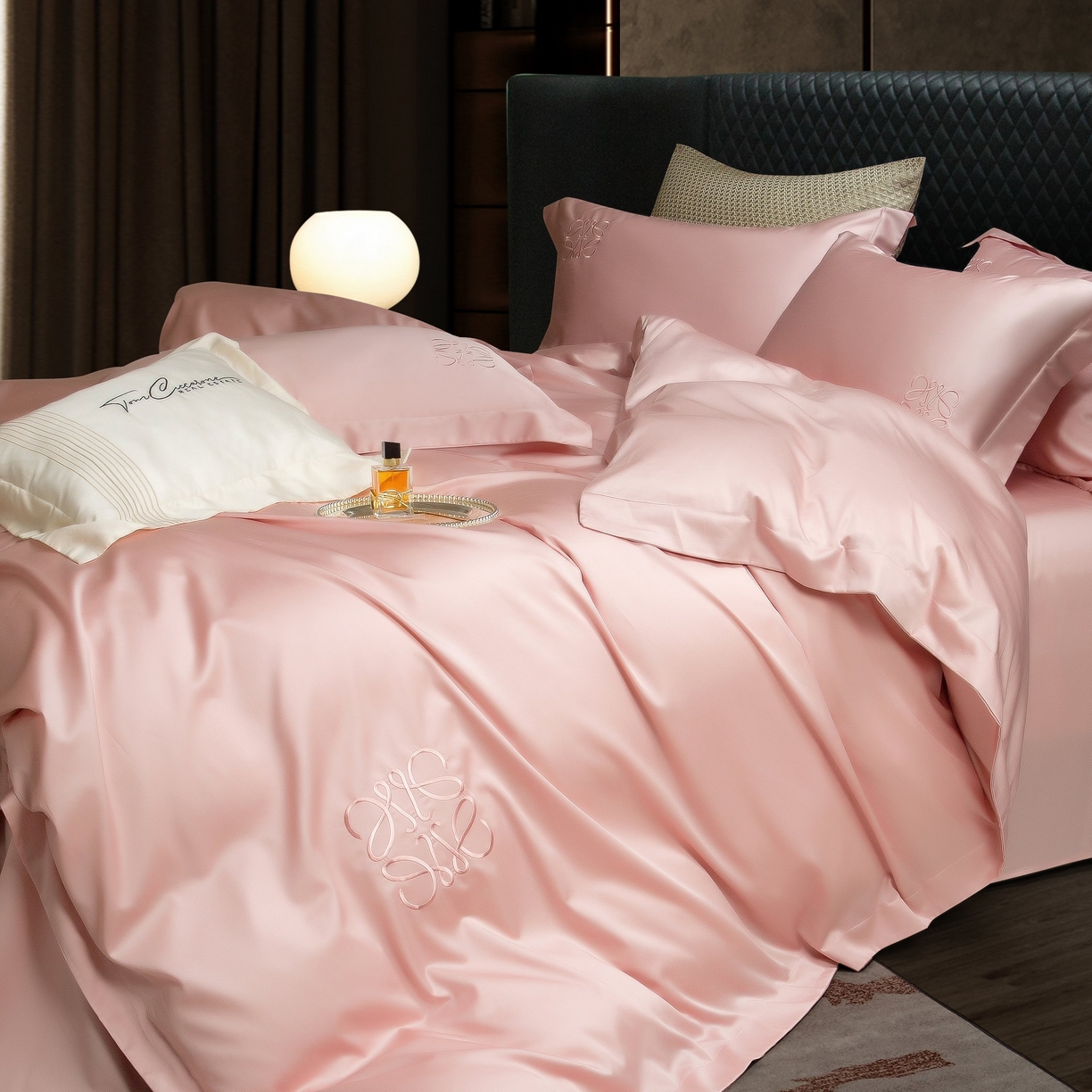 91家纺网 家纺一手货源 找家纺 莱豫家纺 2026春夏新款100s兰精天丝绣花四件套 罗意威粉