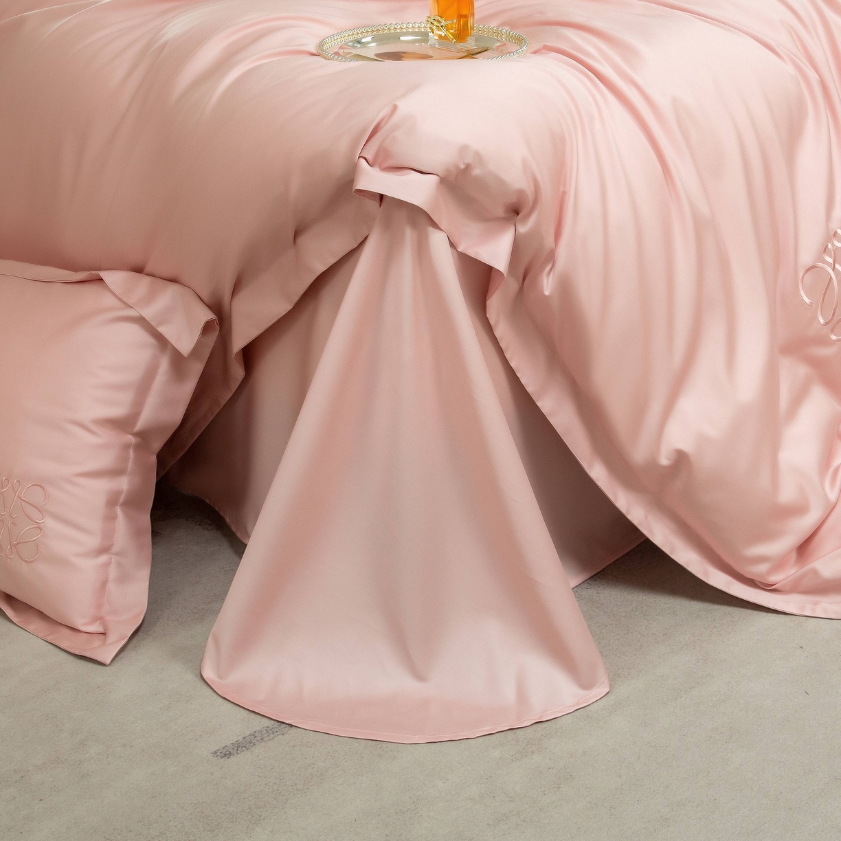 91家纺网 家纺一手货源 找家纺 莱豫家纺 2026春夏新款100s兰精天丝绣花四件套 罗意威粉