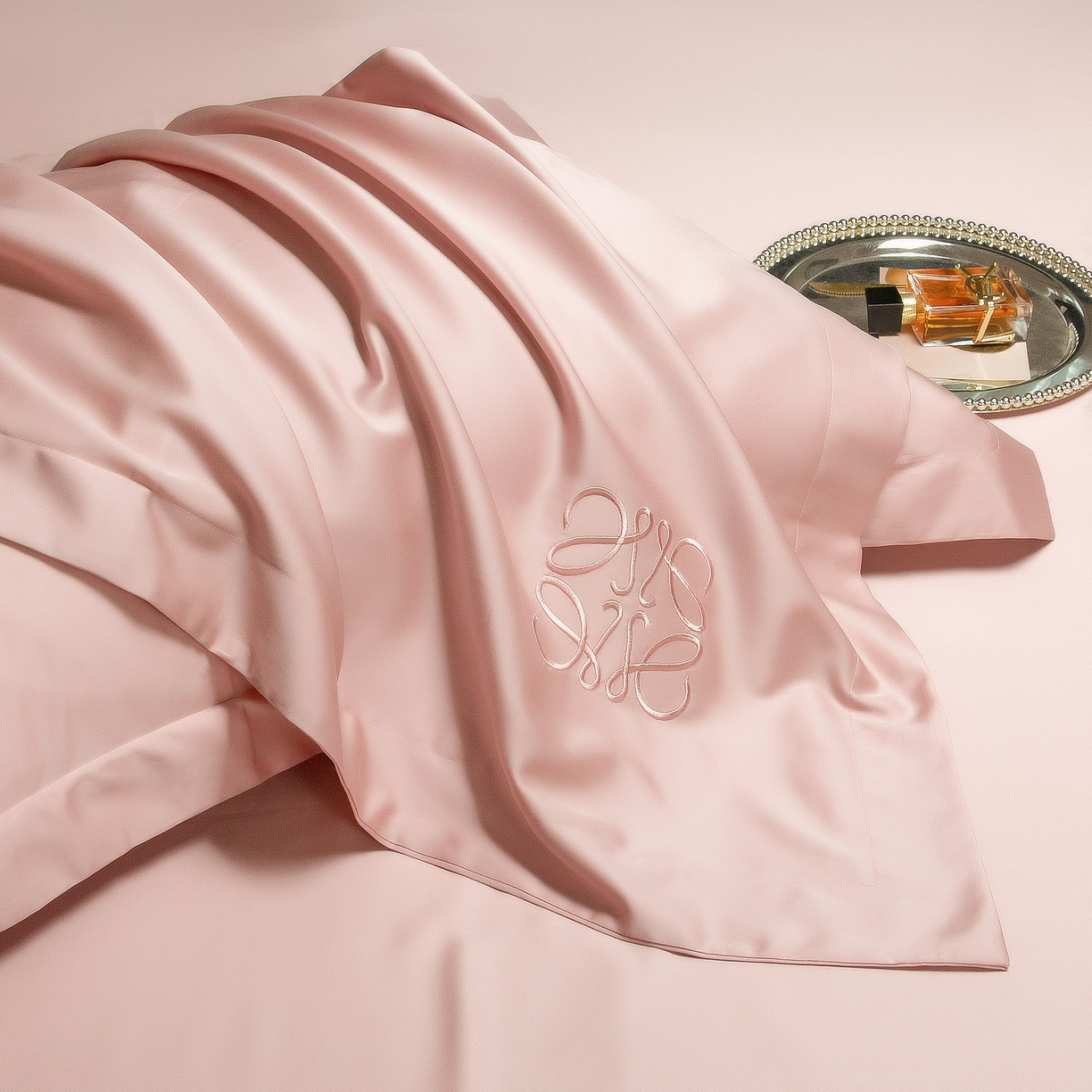 91家纺网 家纺一手货源 找家纺 莱豫家纺 2026春夏新款100s兰精天丝绣花四件套 罗意威粉