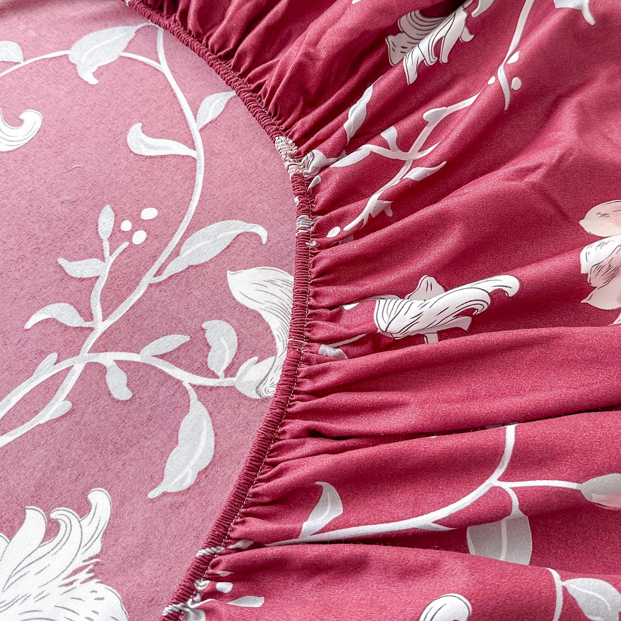 91家纺网 家纺一手货源 找家纺 梵巢家纺 芦荟棉床笠单床笠，外贸跨境单床笠磨毛床笠印花床笠床笠三件套 酒红玉枝