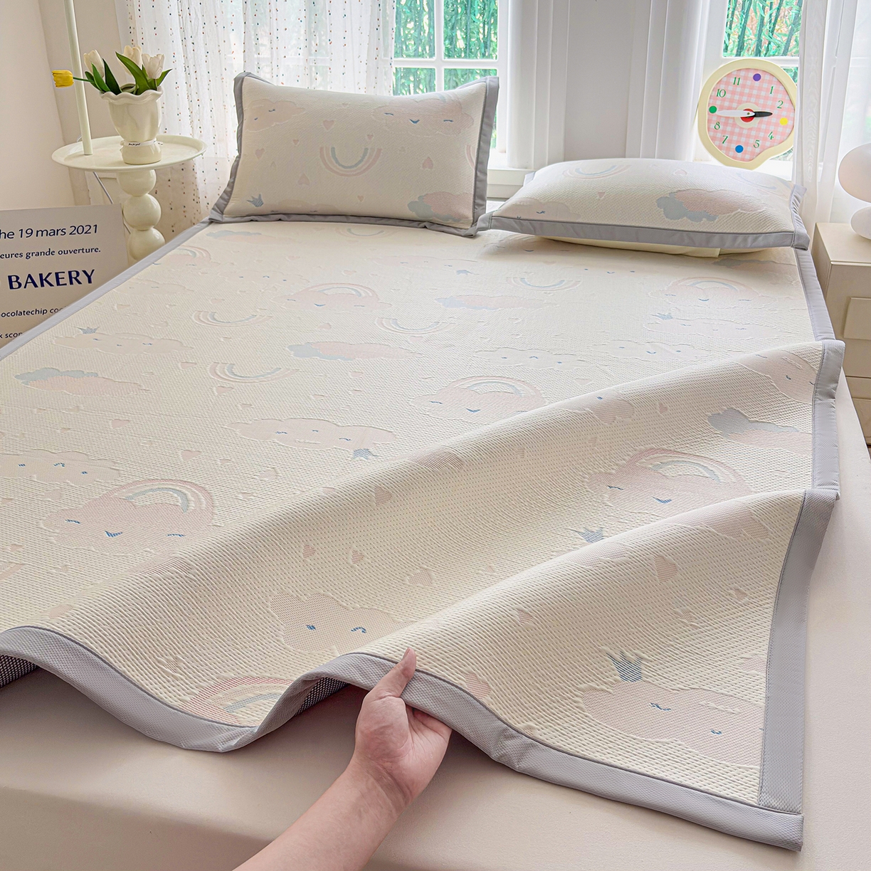 91家纺网 家纺一手货源 找家纺 小萌虎 2026新款乙纶PE提花冰豆豆凉席卡通床席款 彩虹