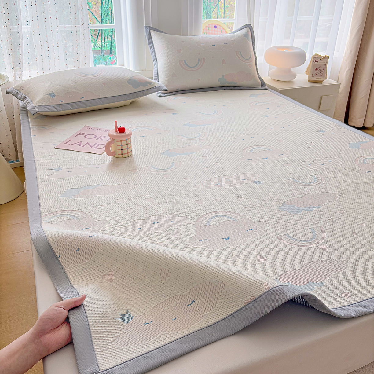 91家纺网 家纺一手货源 找家纺 小萌虎 2026新款乙纶PE提花冰豆豆凉席卡通床席款 彩虹