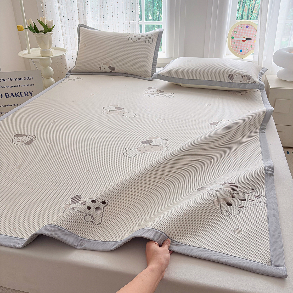 91家纺网 家纺一手货源 找家纺 小萌虎 2026新款乙纶PE提花冰豆豆凉席卡通床席款 腊肠狗-咖