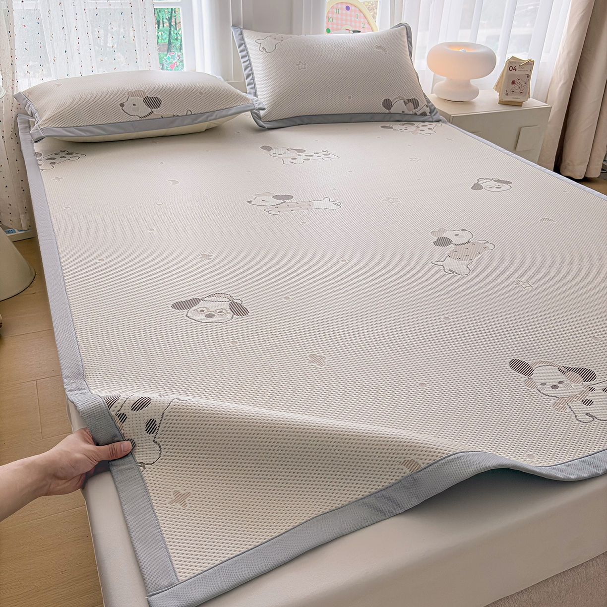 91家纺网 家纺一手货源 找家纺 小萌虎 2026新款乙纶PE提花冰豆豆凉席卡通床席款 腊肠狗-咖