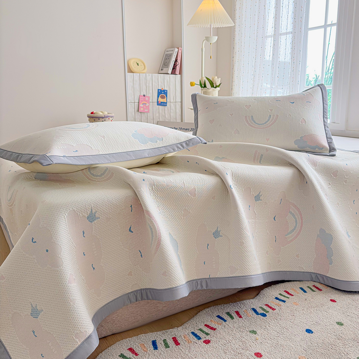 91家纺网 家纺一手货源 找家纺 小萌虎 2026新款乙纶PE提花冰豆豆凉席卡通床席款 彩虹