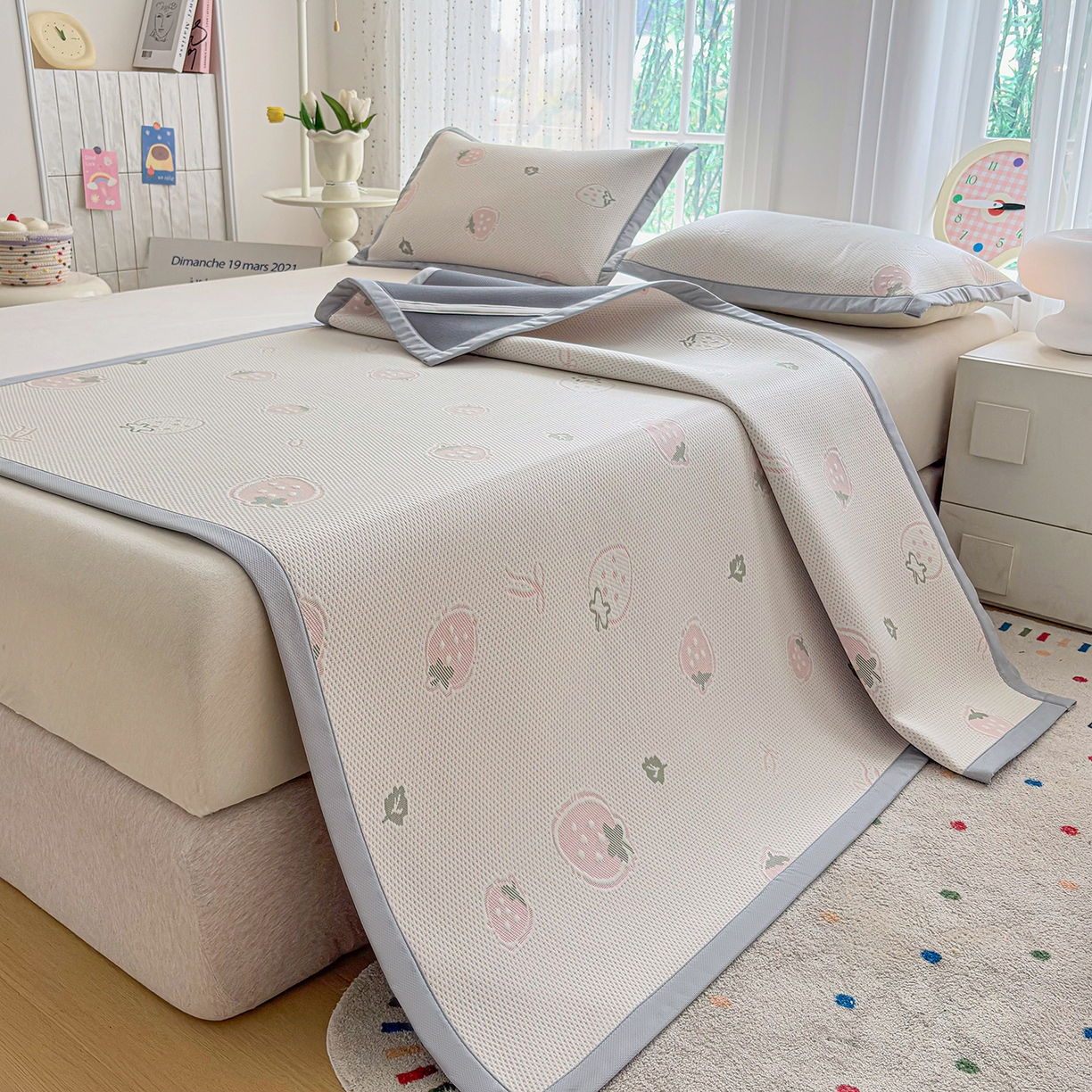 91家纺网 家纺一手货源 找家纺 小萌虎 2026新款乙纶PE提花冰豆豆凉席卡通床席款 草莓-粉