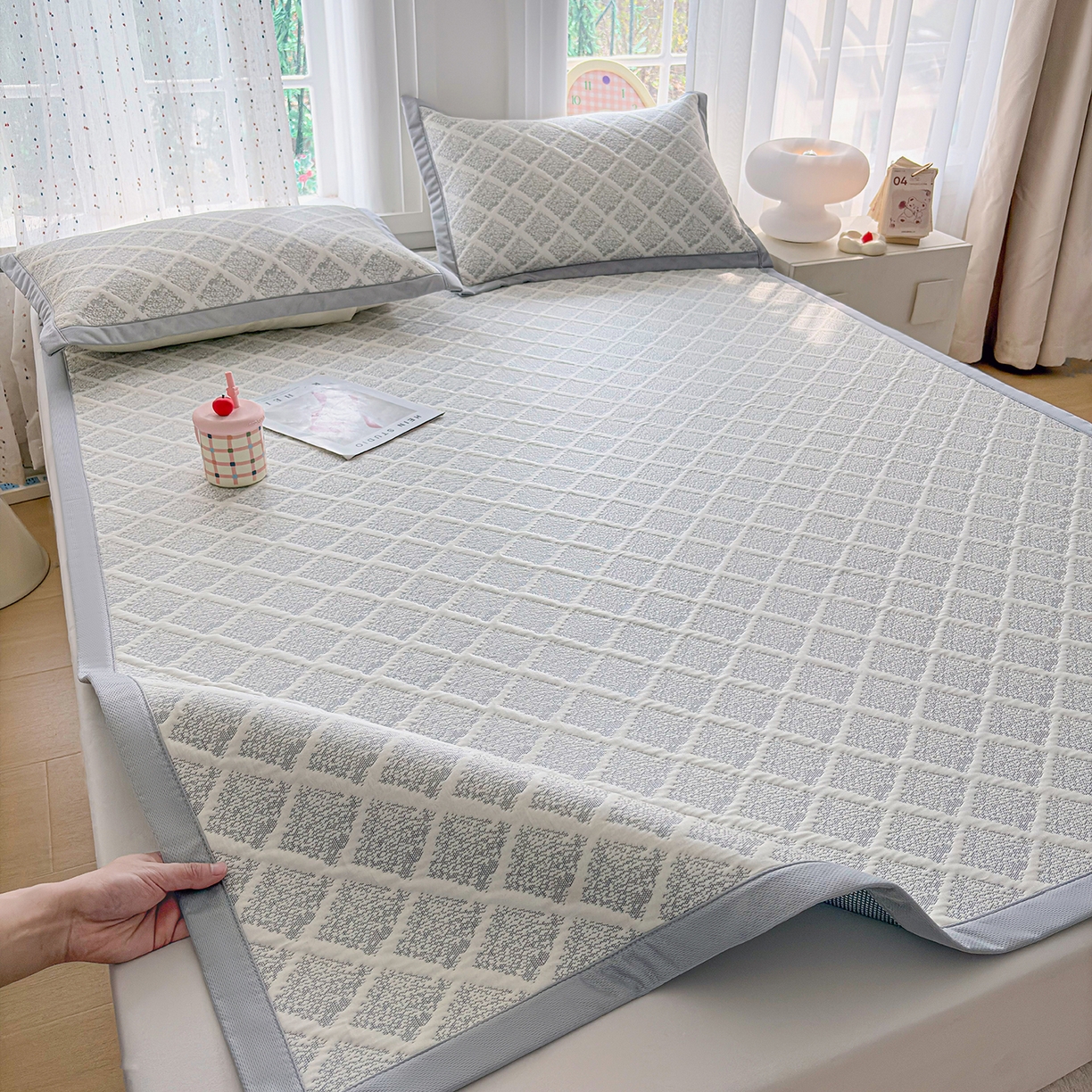 91家纺网 家纺一手货源 找家纺 小萌虎 2026新款乙纶PE提花冰豆豆凉席卡通床席款 灰格