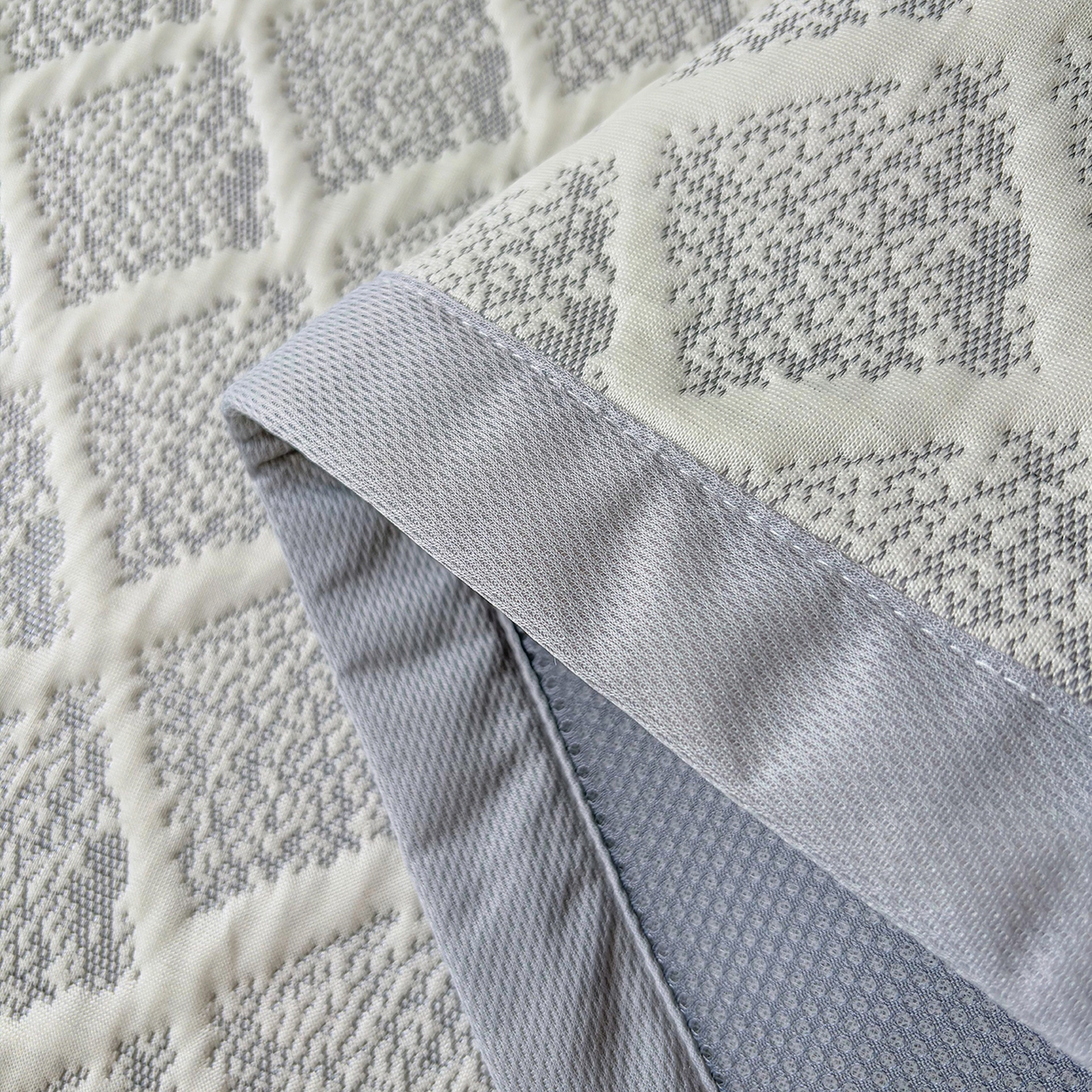 91家纺网 家纺一手货源 找家纺 小萌虎 2026新款乙纶PE提花冰豆豆凉席卡通床席款 灰格