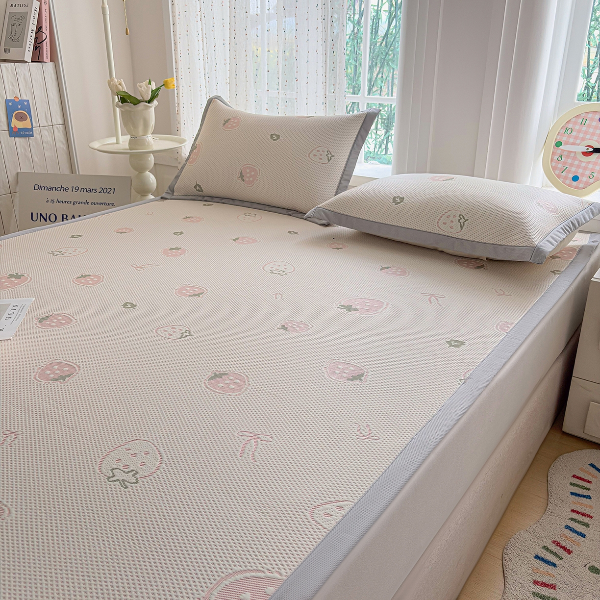 91家纺网 家纺一手货源 找家纺 小萌虎 2026新款乙纶PE提花冰豆豆凉席卡通床席款 草莓-粉