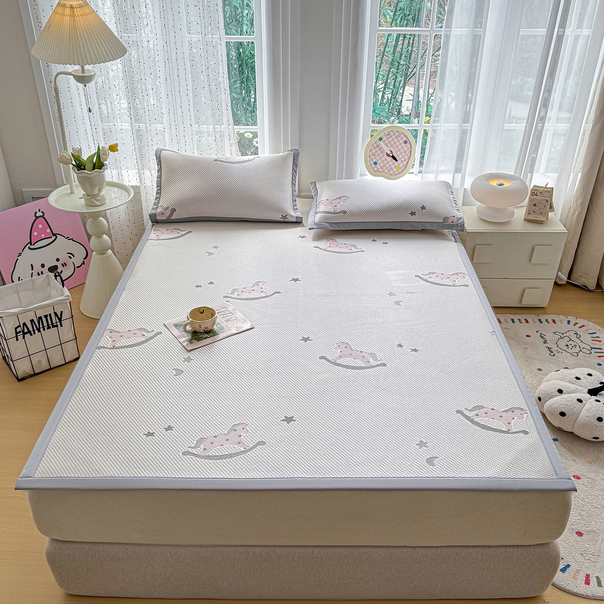 91家纺网 家纺一手货源 找家纺 小萌虎 2026新款乙纶PE提花冰豆豆凉席卡通床席款 摇摇马-粉