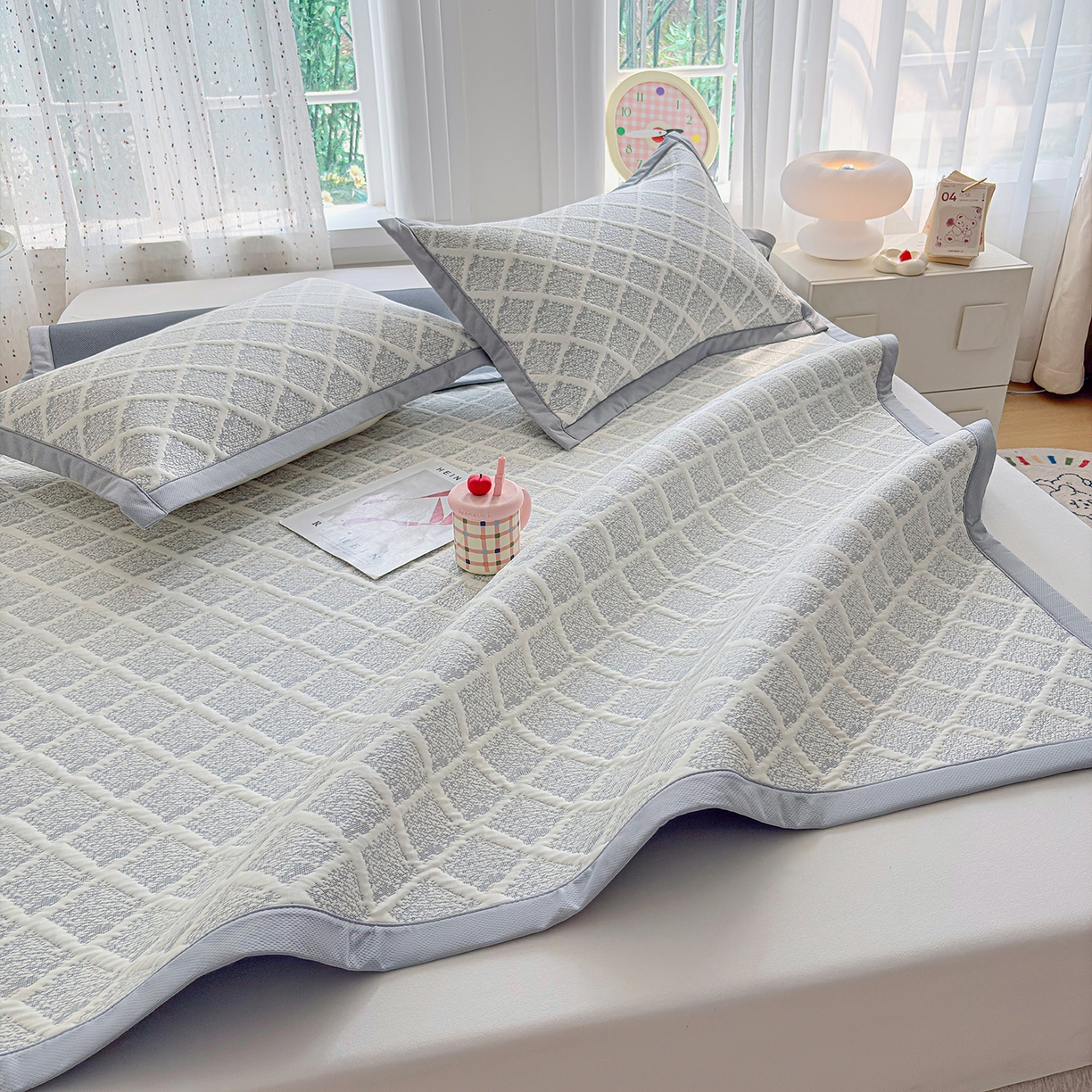 91家纺网 家纺一手货源 找家纺 小萌虎 2026新款乙纶PE提花冰豆豆凉席卡通床席款 灰格