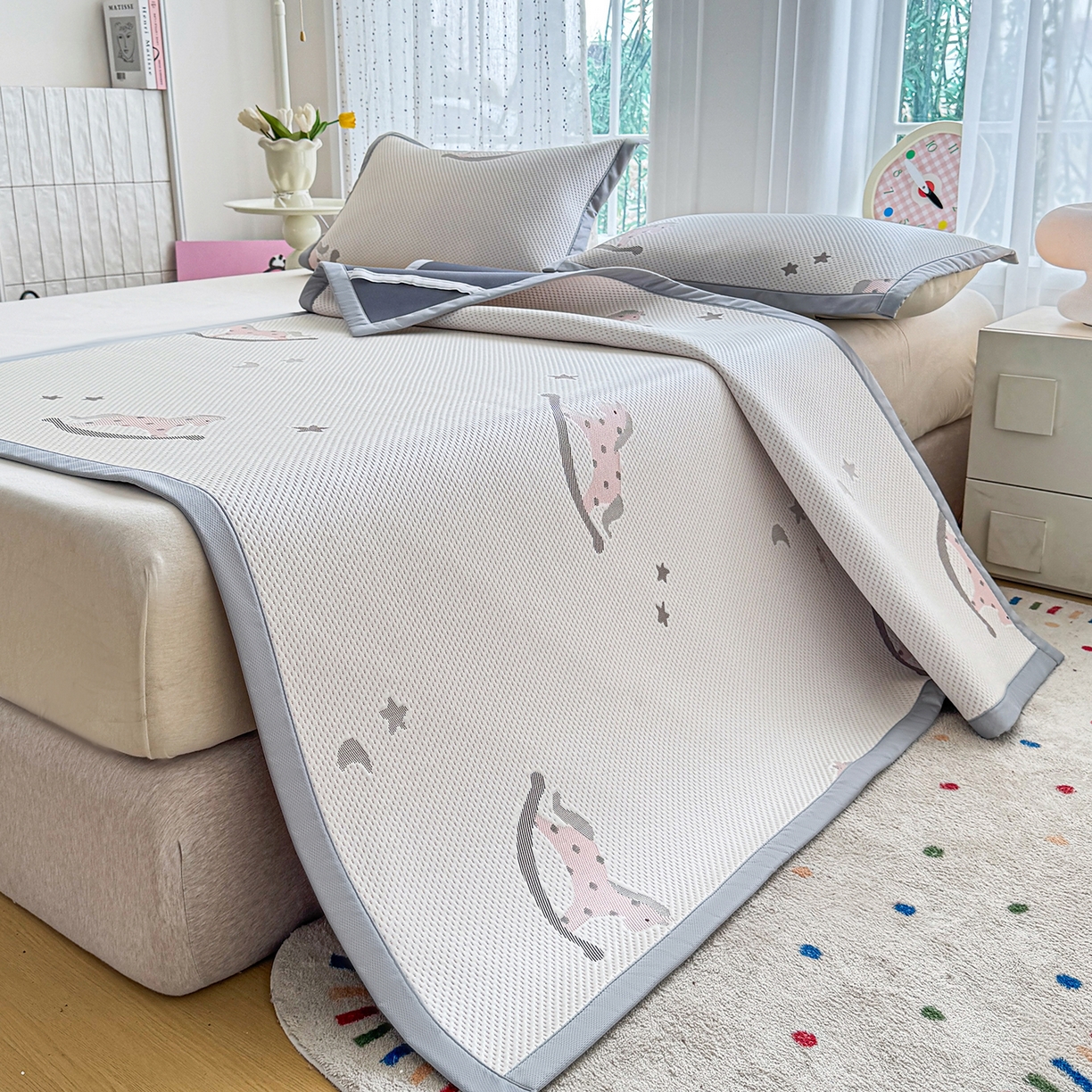 91家纺网 家纺一手货源 找家纺 小萌虎 2026新款乙纶PE提花冰豆豆凉席卡通床席款 摇摇马-粉