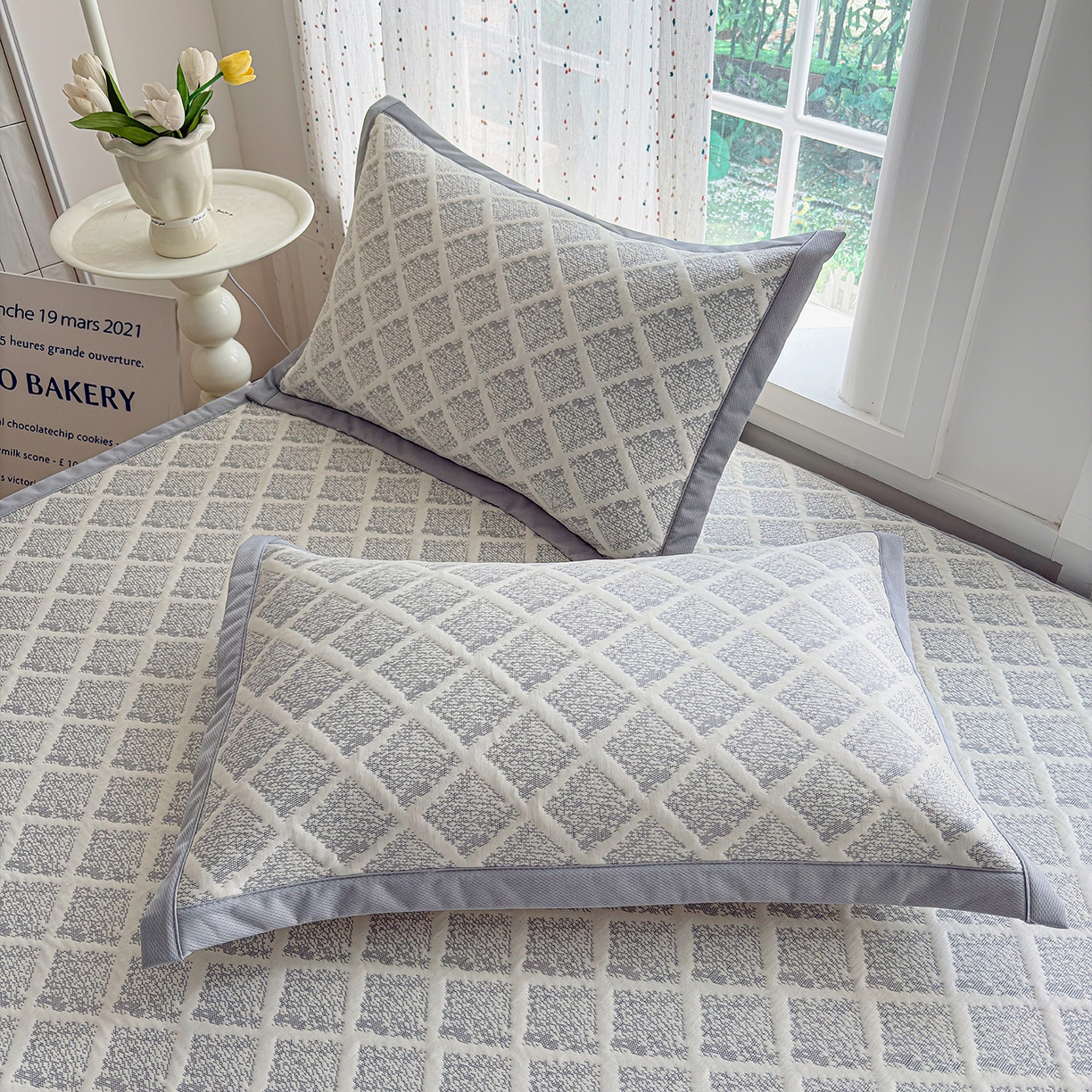 91家纺网 家纺一手货源 找家纺 小萌虎 2026新款乙纶PE提花冰豆豆凉席卡通床席款 灰格