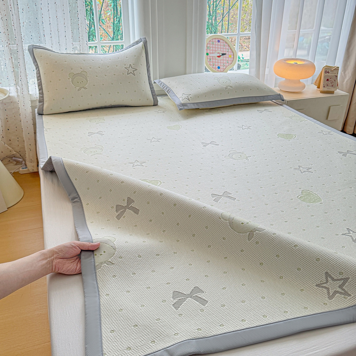 91家纺网 家纺一手货源 找家纺 小萌虎 2026新款乙纶PE提花冰豆豆凉席卡通床席款 小美熊