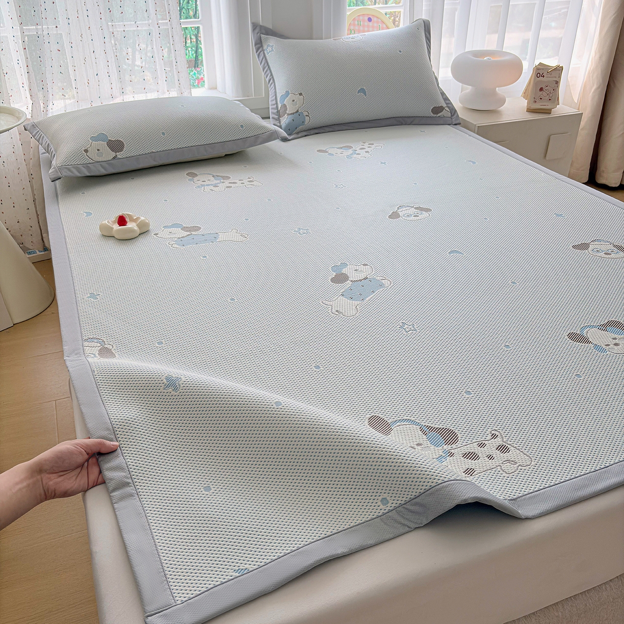 91家纺网 家纺一手货源 找家纺 小萌虎 2026新款乙纶PE提花冰豆豆凉席卡通床席款 腊肠狗-蓝