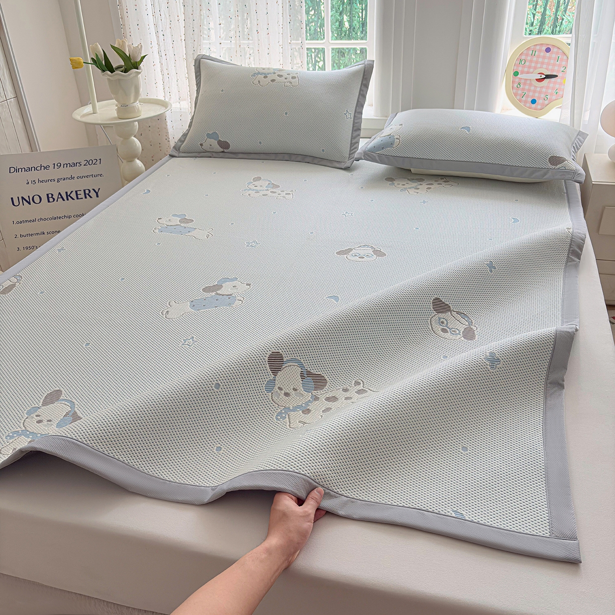 91家纺网 家纺一手货源 找家纺 小萌虎 2026新款乙纶PE提花冰豆豆凉席卡通床席款 腊肠狗-蓝