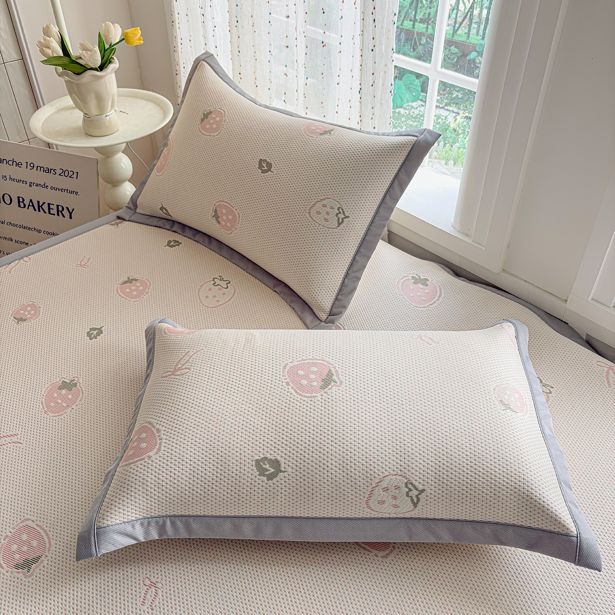 91家纺网 家纺一手货源 找家纺 小萌虎 2026新款乙纶PE提花冰豆豆凉席卡通床席款 草莓-粉