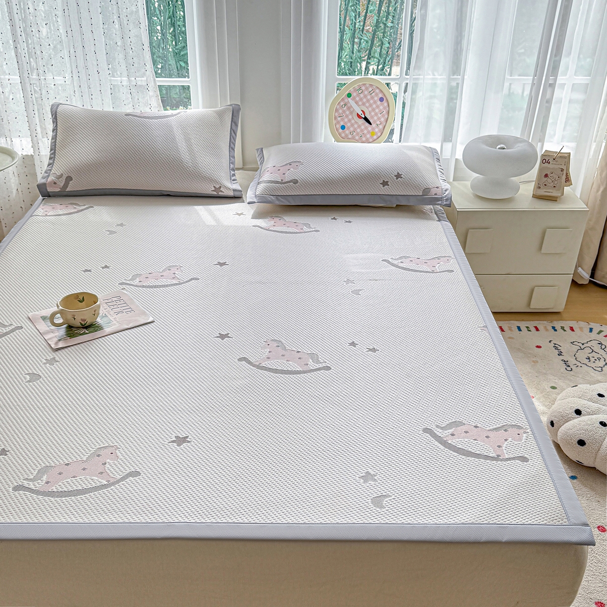 91家纺网 家纺一手货源 找家纺 小萌虎 2026新款乙纶PE提花冰豆豆凉席卡通床席款 摇摇马-粉