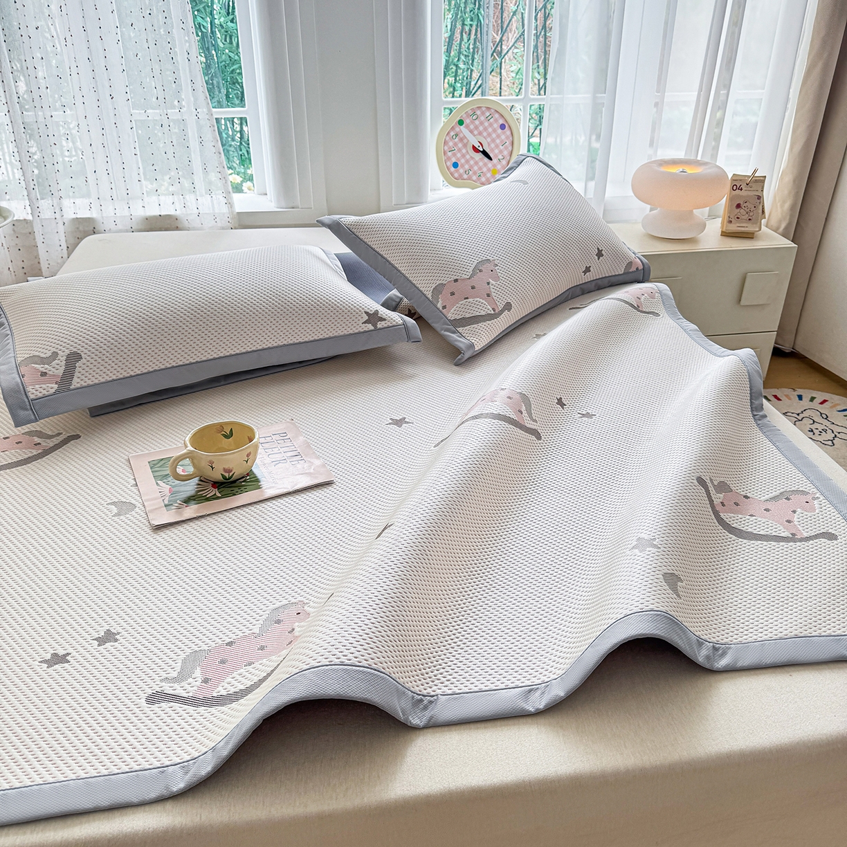 91家纺网 家纺一手货源 找家纺 小萌虎 2026新款乙纶PE提花冰豆豆凉席卡通床席款 摇摇马-粉