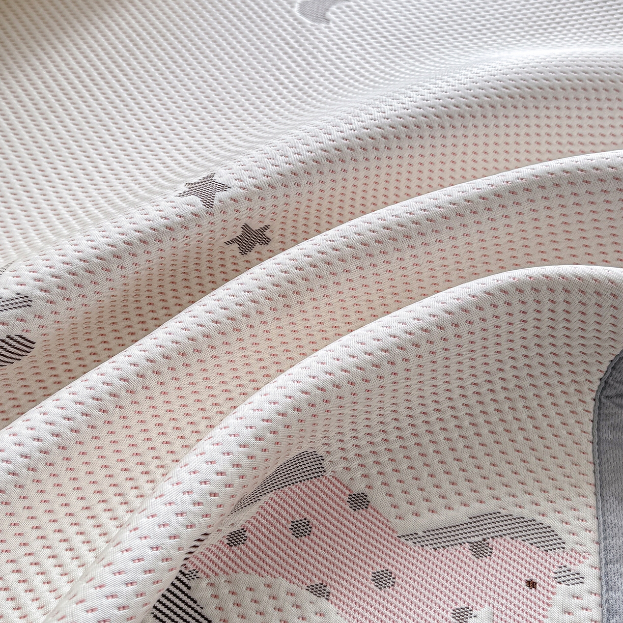 91家纺网 家纺一手货源 找家纺 小萌虎 2026新款乙纶PE提花冰豆豆凉席卡通床席款 摇摇马-粉