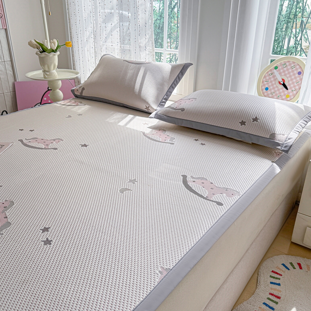 91家纺网 家纺一手货源 找家纺 小萌虎 2026新款乙纶PE提花冰豆豆凉席卡通床席款 摇摇马-粉